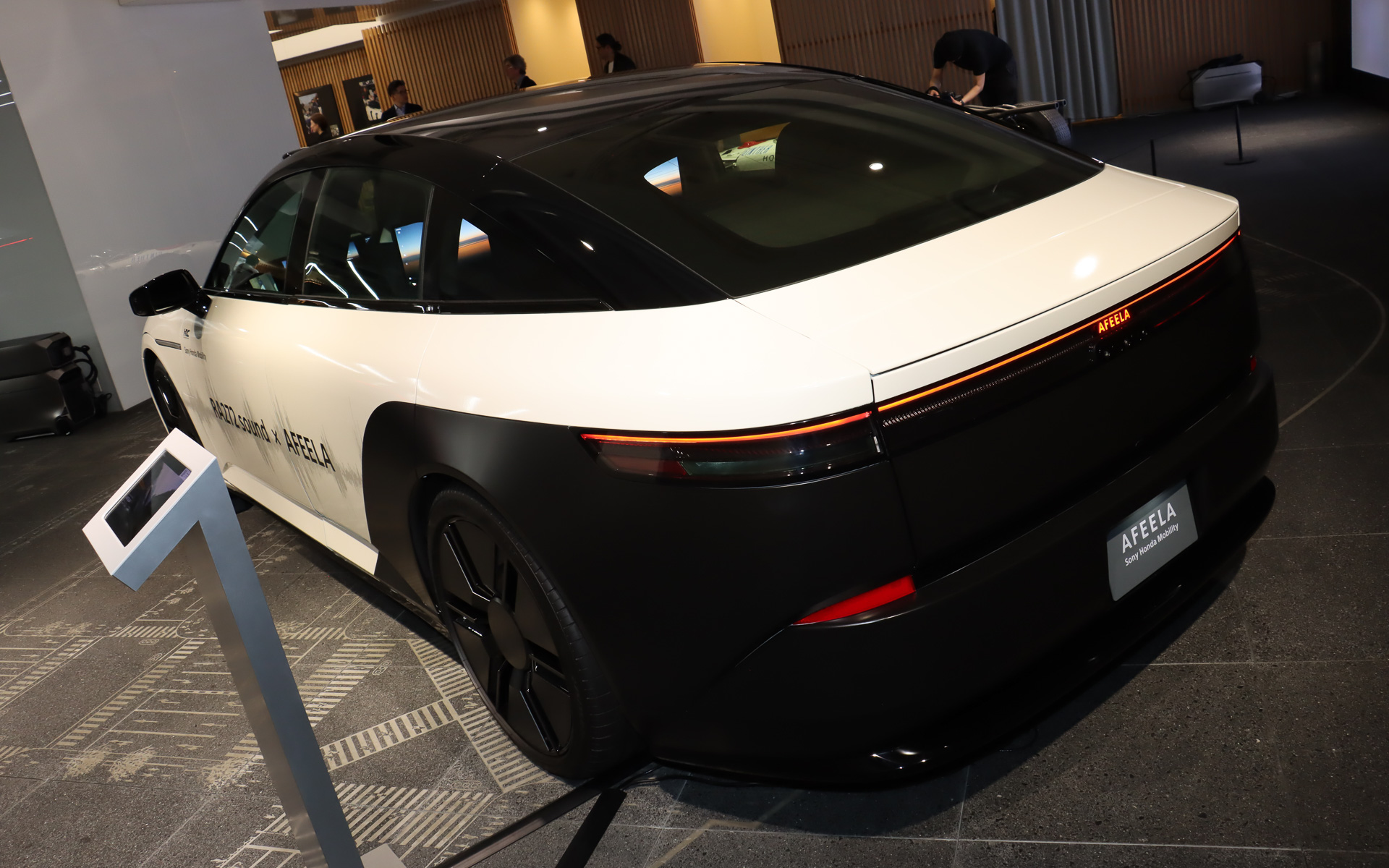 アフィーラ1にも「Calm White」と呼ばれる白系のボディカラーが設定されているが、RA272のわずかにクリームがかった白を再現するためフルラッピングを実施。塗装に関する資料はホンダにも残っていなかったため、担当者が実車とカラー見本を照らし合わせながら色の再現に取り組んだとのこと