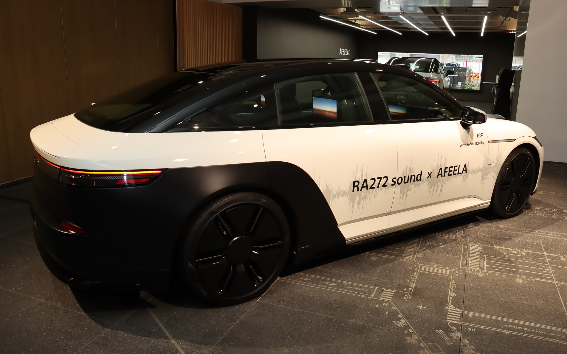 アフィーラ1にも「Calm White」と呼ばれる白系のボディカラーが設定されているが、RA272のわずかにクリームがかった白を再現するためフルラッピングを実施。塗装に関する資料はホンダにも残っていなかったため、担当者が実車とカラー見本を照らし合わせながら色の再現に取り組んだとのこと