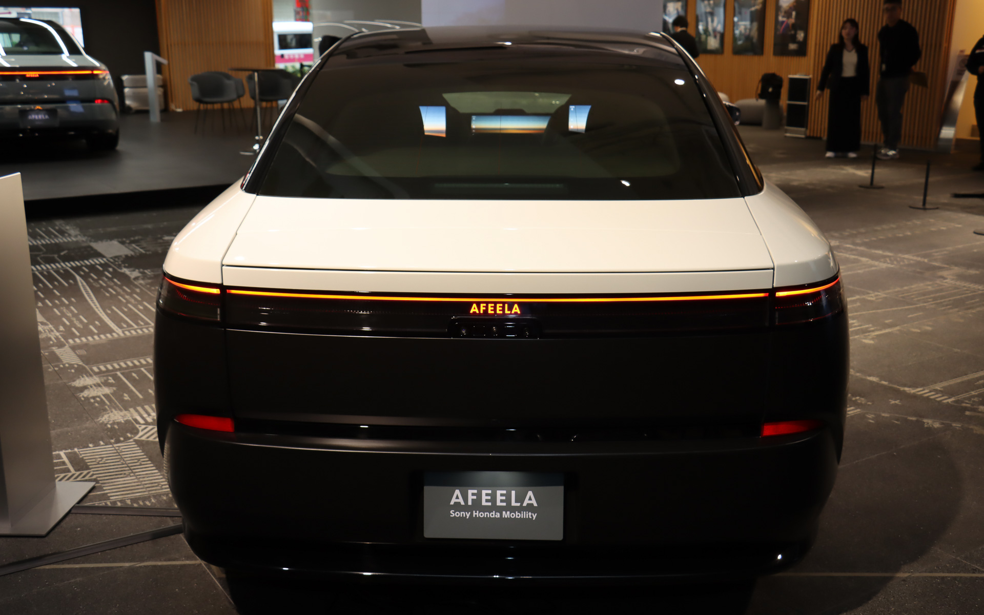 アフィーラ1にも「Calm White」と呼ばれる白系のボディカラーが設定されているが、RA272のわずかにクリームがかった白を再現するためフルラッピングを実施。塗装に関する資料はホンダにも残っていなかったため、担当者が実車とカラー見本を照らし合わせながら色の再現に取り組んだとのこと