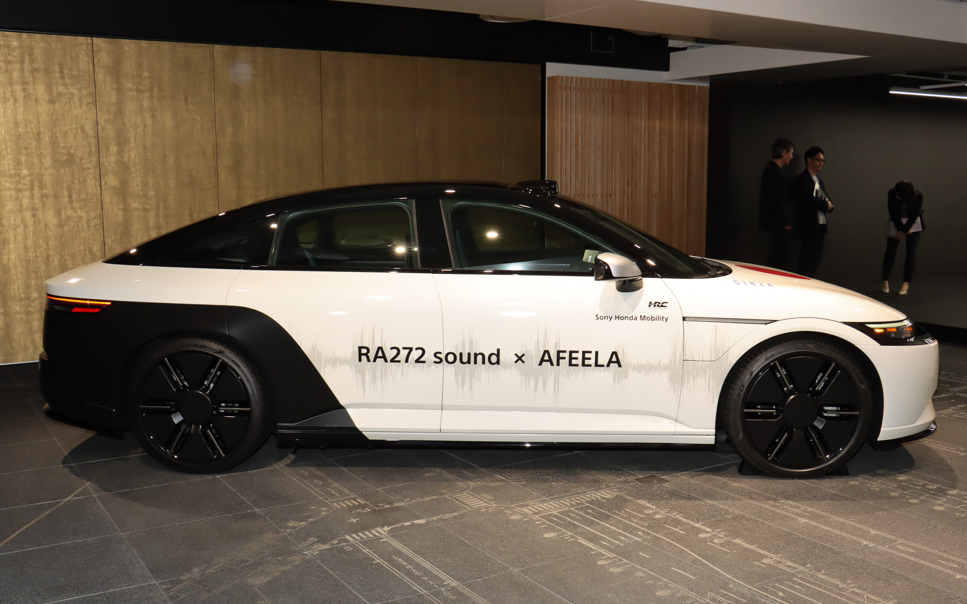 アフィーラ1にも「Calm White」と呼ばれる白系のボディカラーが設定されているが、RA272のわずかにクリームがかった白を再現するためフルラッピングを実施。塗装に関する資料はホンダにも残っていなかったため、担当者が実車とカラー見本を照らし合わせながら色の再現に取り組んだとのこと