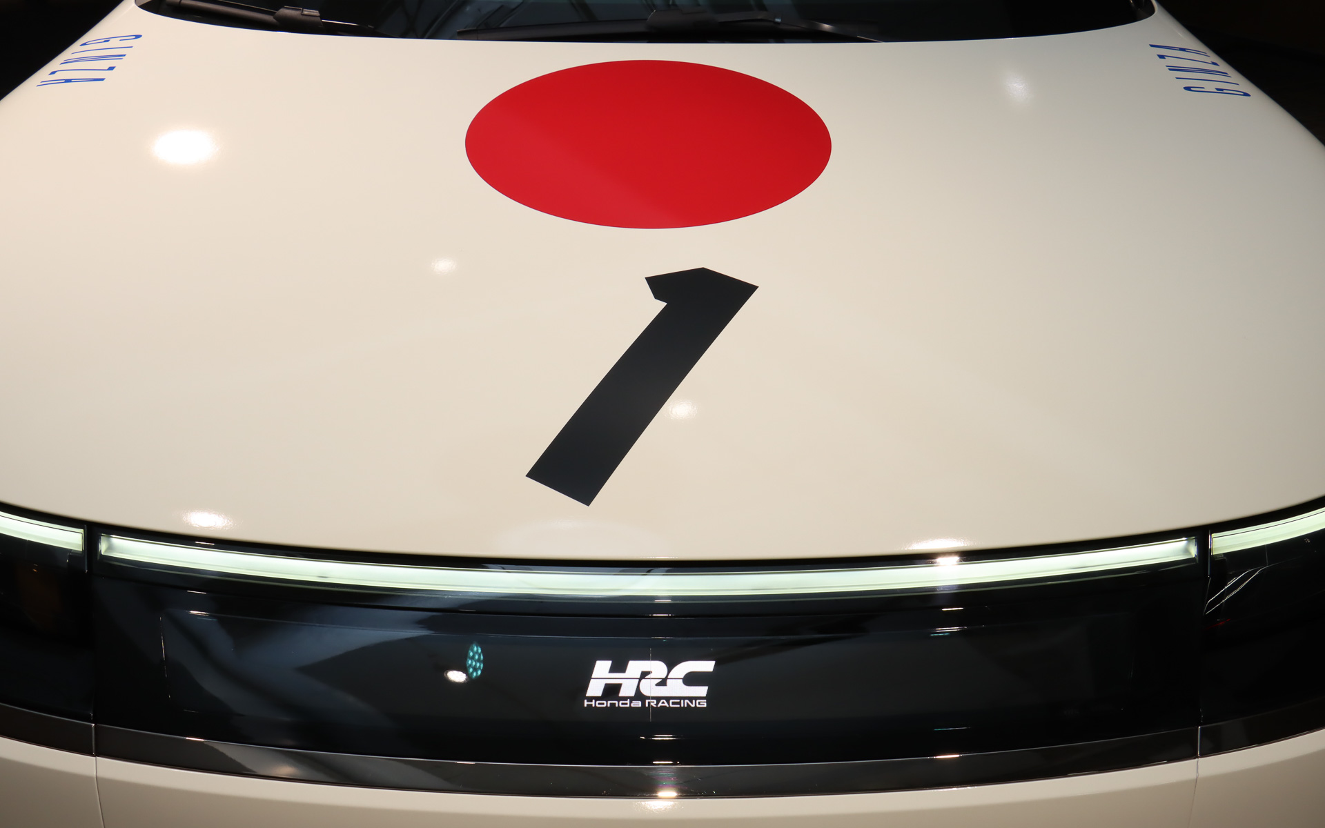 ボンネット上に大きな日の丸も再現。カーナンバーはアフィーラ1に合わせて1となっている。フロントノーズにある「Media Bar」にはHRCのロゴマークを表示