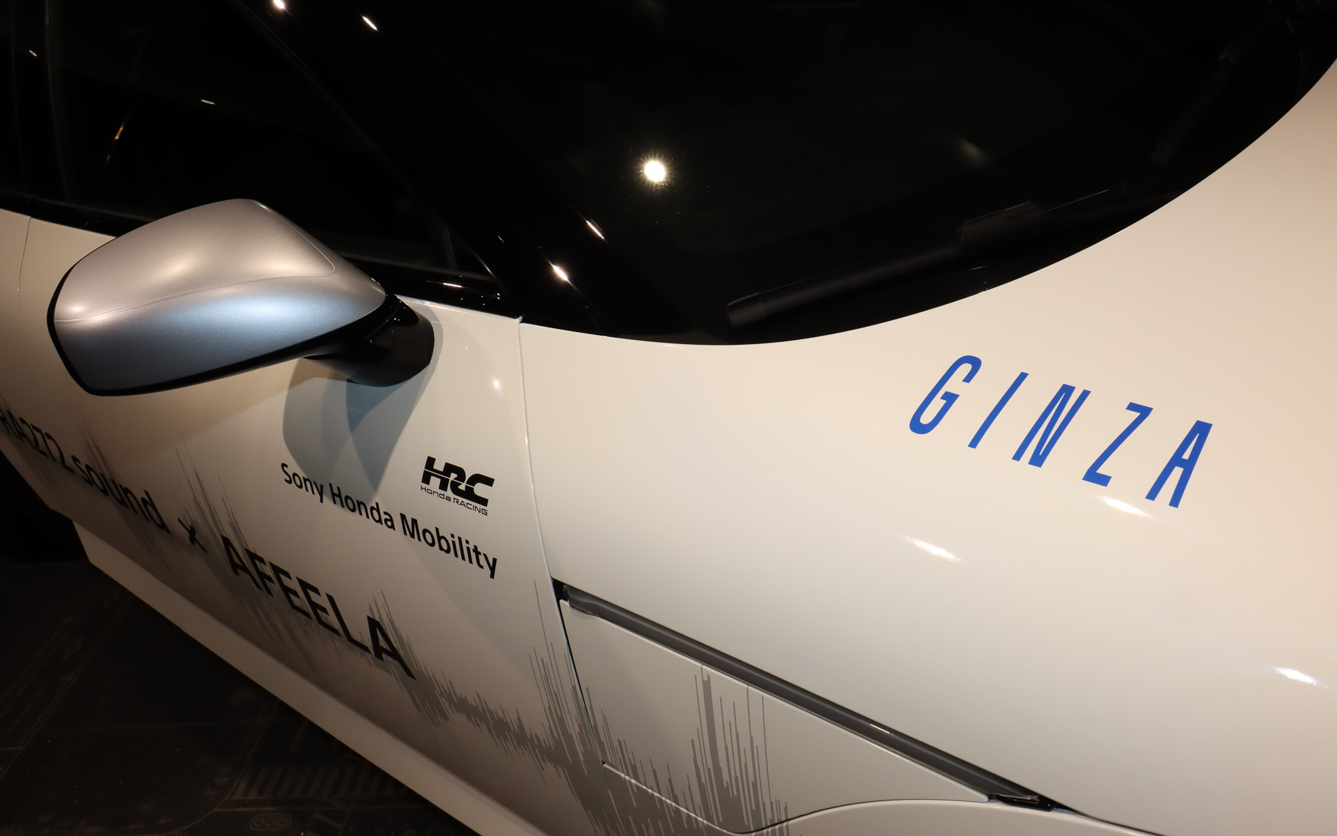 RA272で自身としても初のF1優勝を手にしたリッチー・ギンサー選手の「GINTHER」をモチーフとしつつ、展示された「GINZA」（銀座）の地名をボンネットの両サイドに設定。フォントや色使いも忠実に再現されている