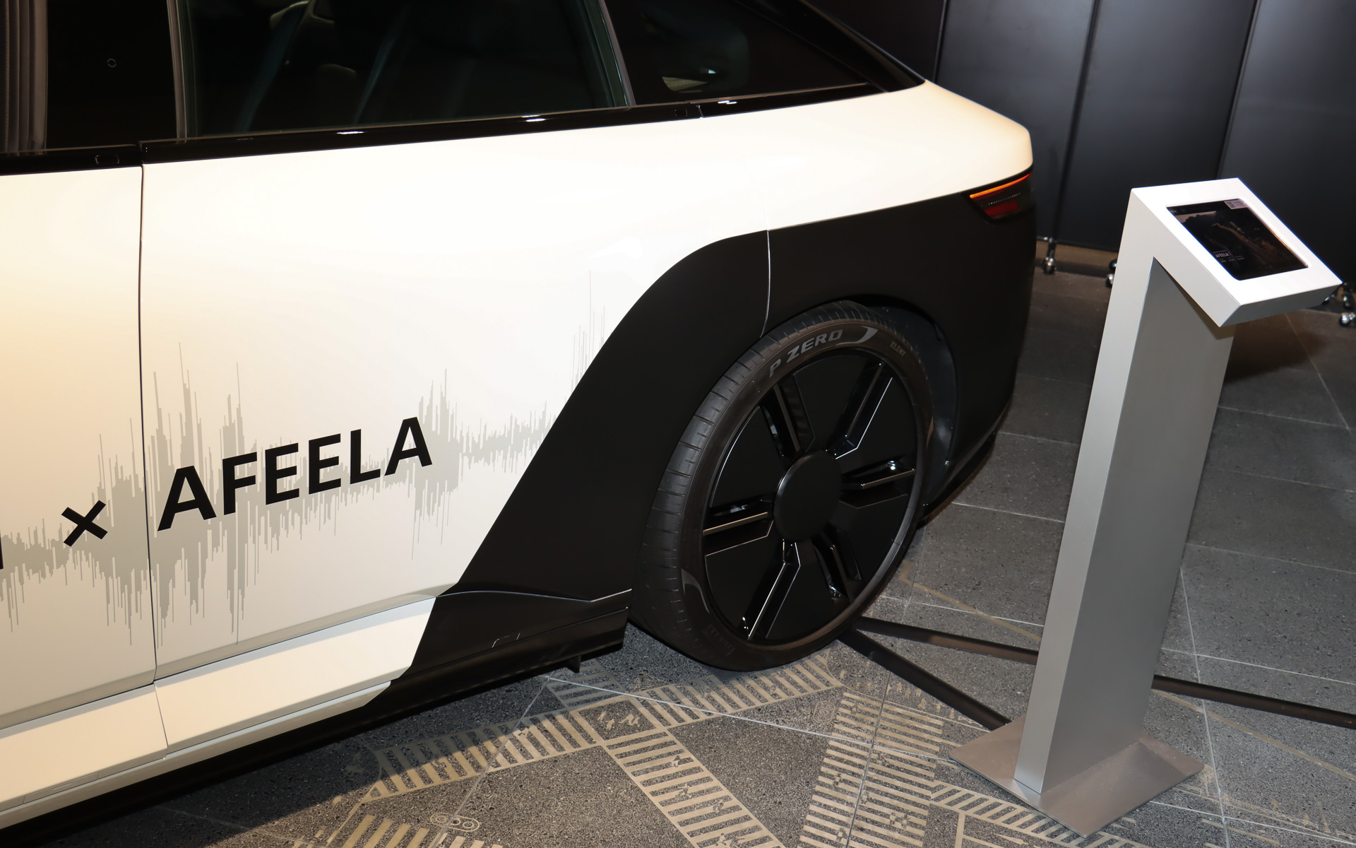 RA272のリアビューを表現するため、リアドアの後方からボディの下半分をブラックアウトしている