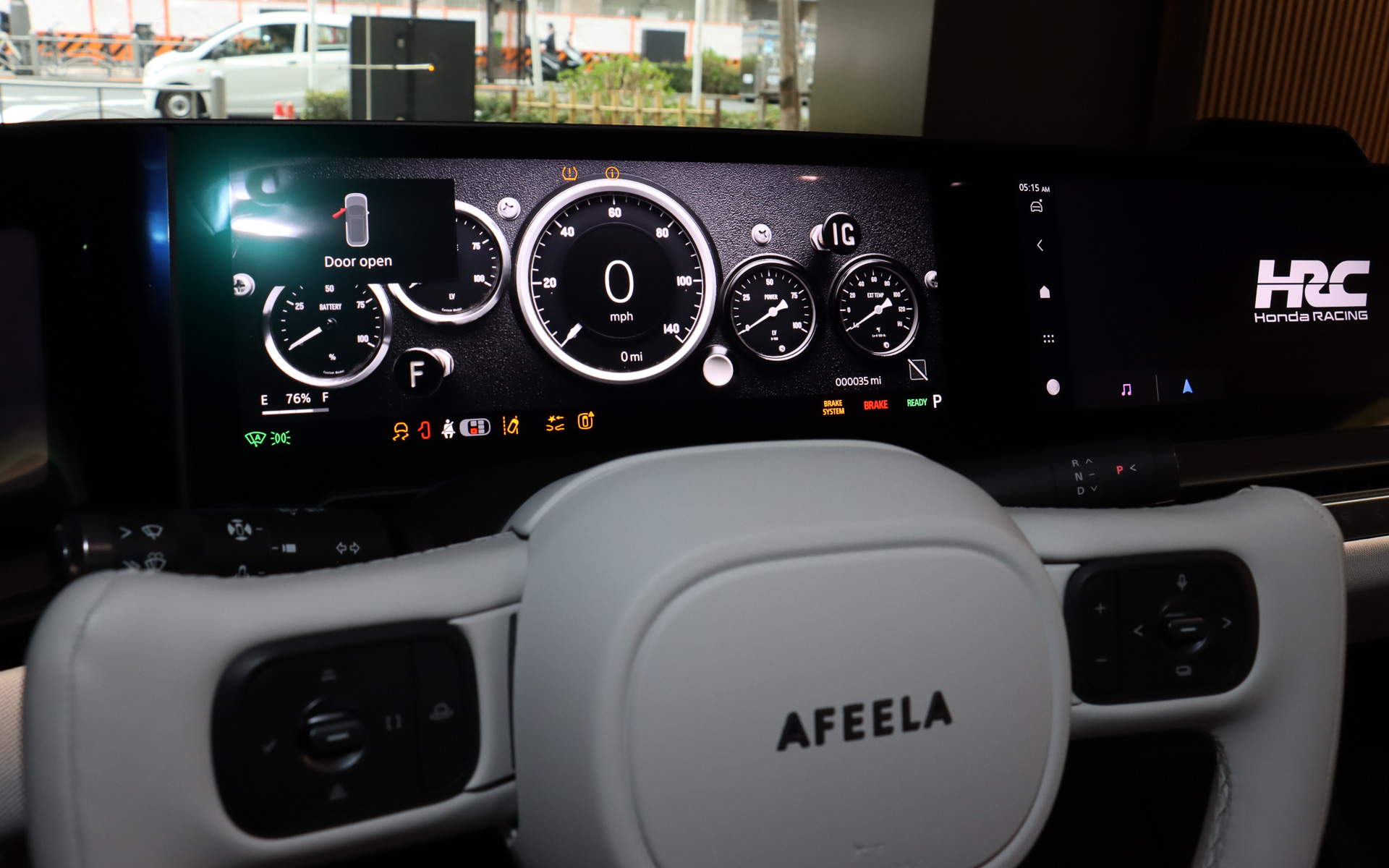 HRCテーマではデジタルメーターの表示がRA272をモチーフとした5連メーターデザインに変更。車両が米国仕様のため、速度はmph表示となっている