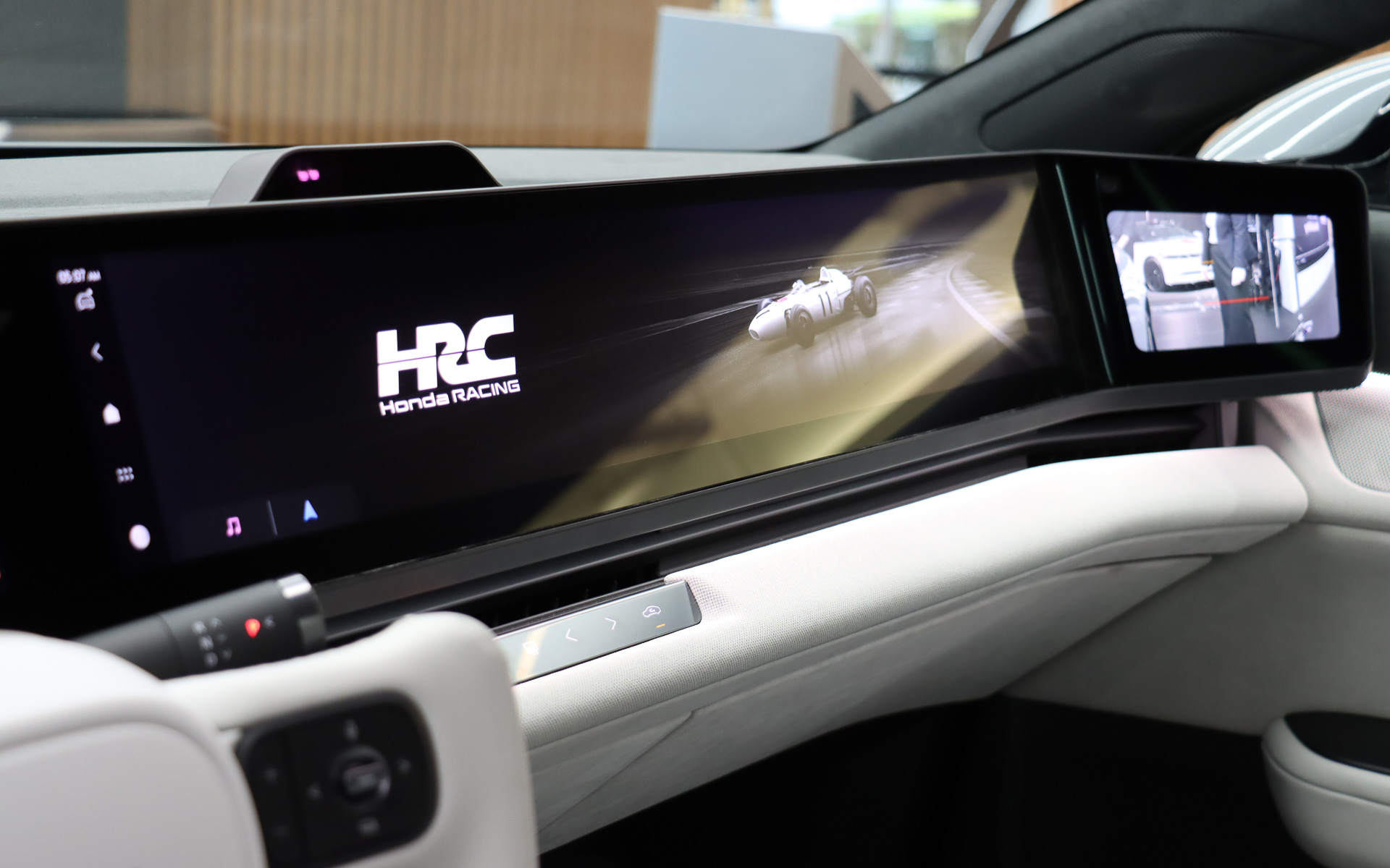 助手席前方にある「パノラミックスクリーン」の壁紙表示もHRC仕様となる