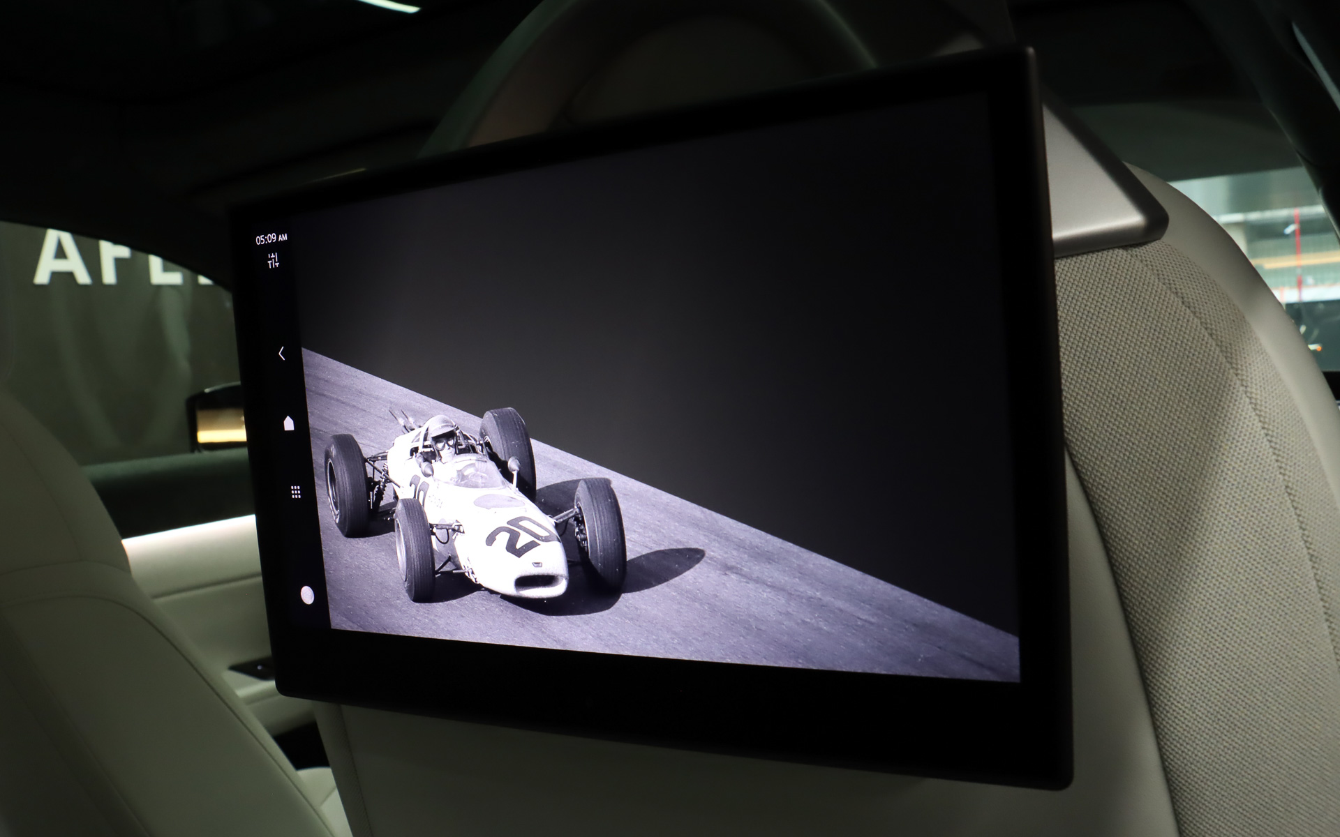 フロントシートのシートバックに設置される後席乗員向けのディスプレイも、RA272を使った壁紙表示に変更される