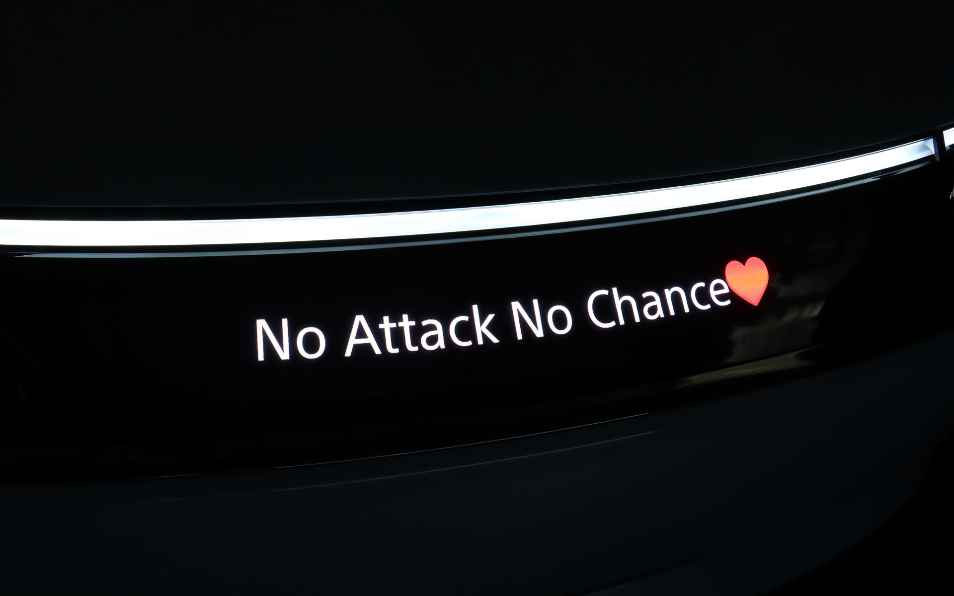 フロントノーズのMedia Barはフルカラー表示が可能で、事前に用意されている単語のほか、スマホアプリからの文字入力で自由なメッセージを表示できる