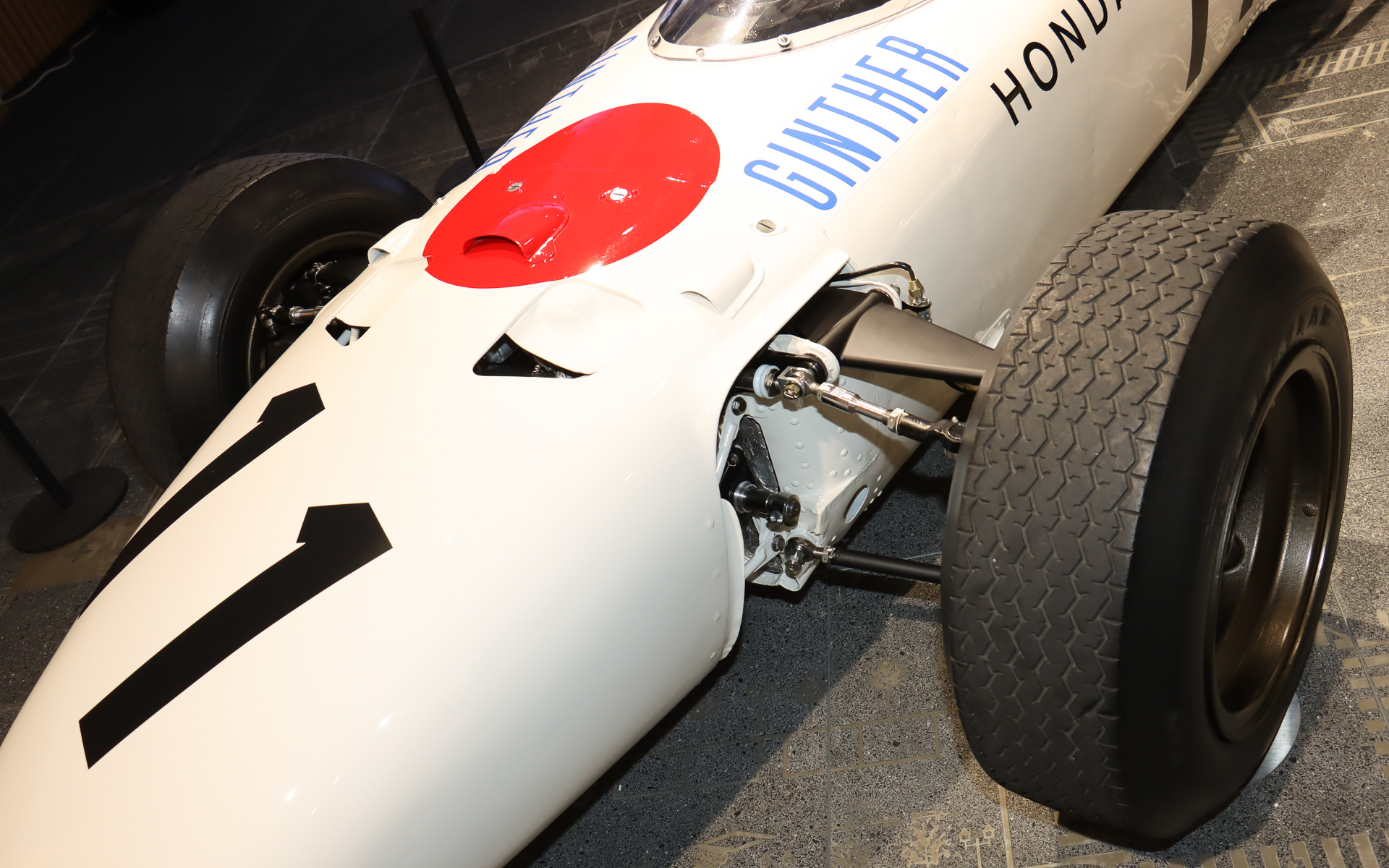 展示用に装着しているタイヤは当時のレースで実際に使用されていたグッドイヤー製。60年以上の歳月を経てガチガチに硬くなっているという
