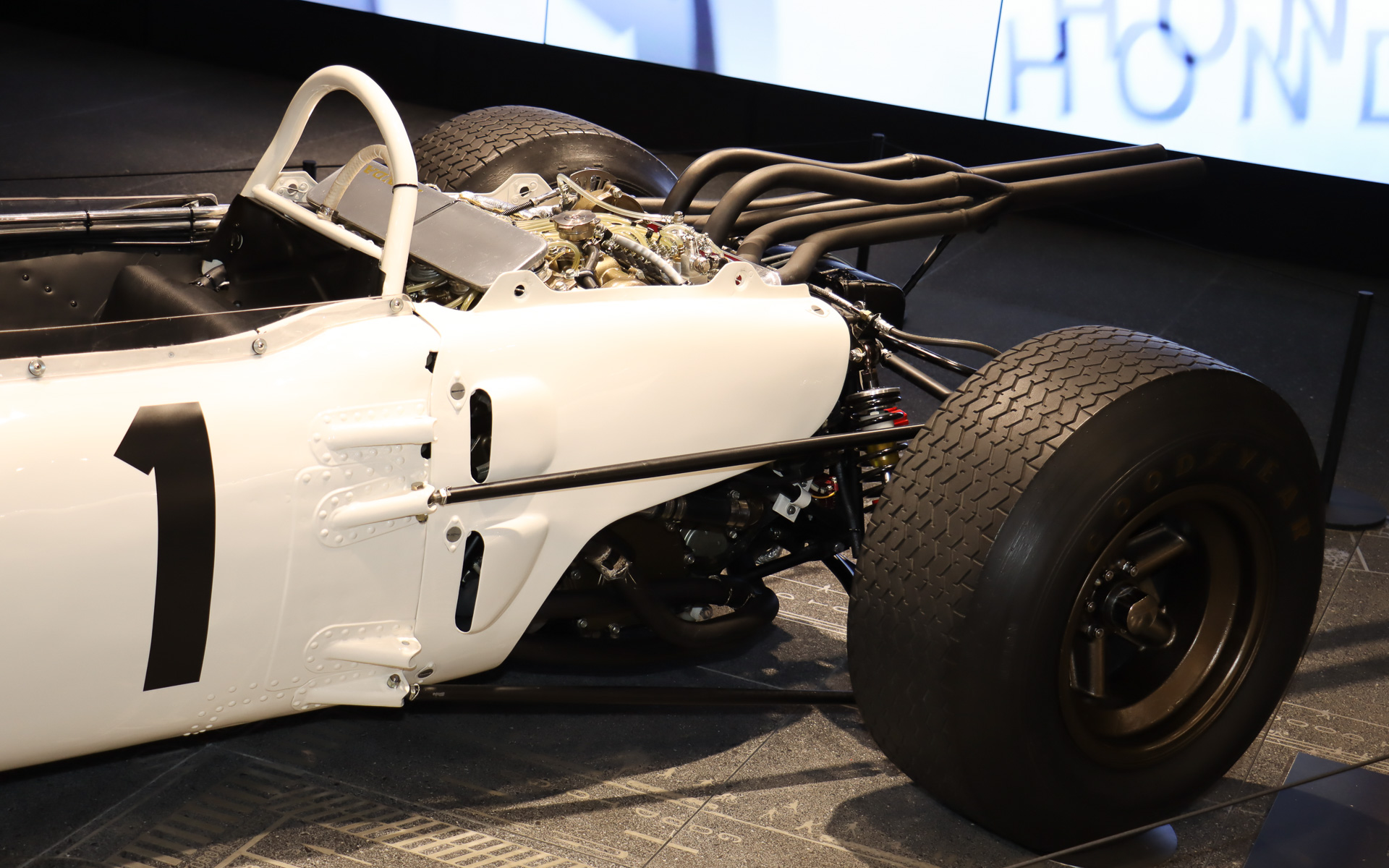 展示用に装着しているタイヤは当時のレースで実際に使用されていたグッドイヤー製。60年以上の歳月を経てガチガチに硬くなっているという