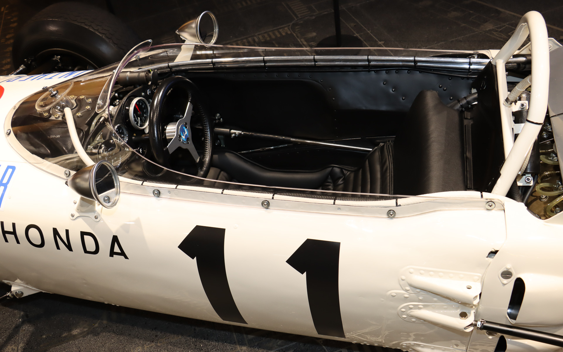 アフィーラ1のHRCテーマでも再現されたメーターパネルなども見学できる