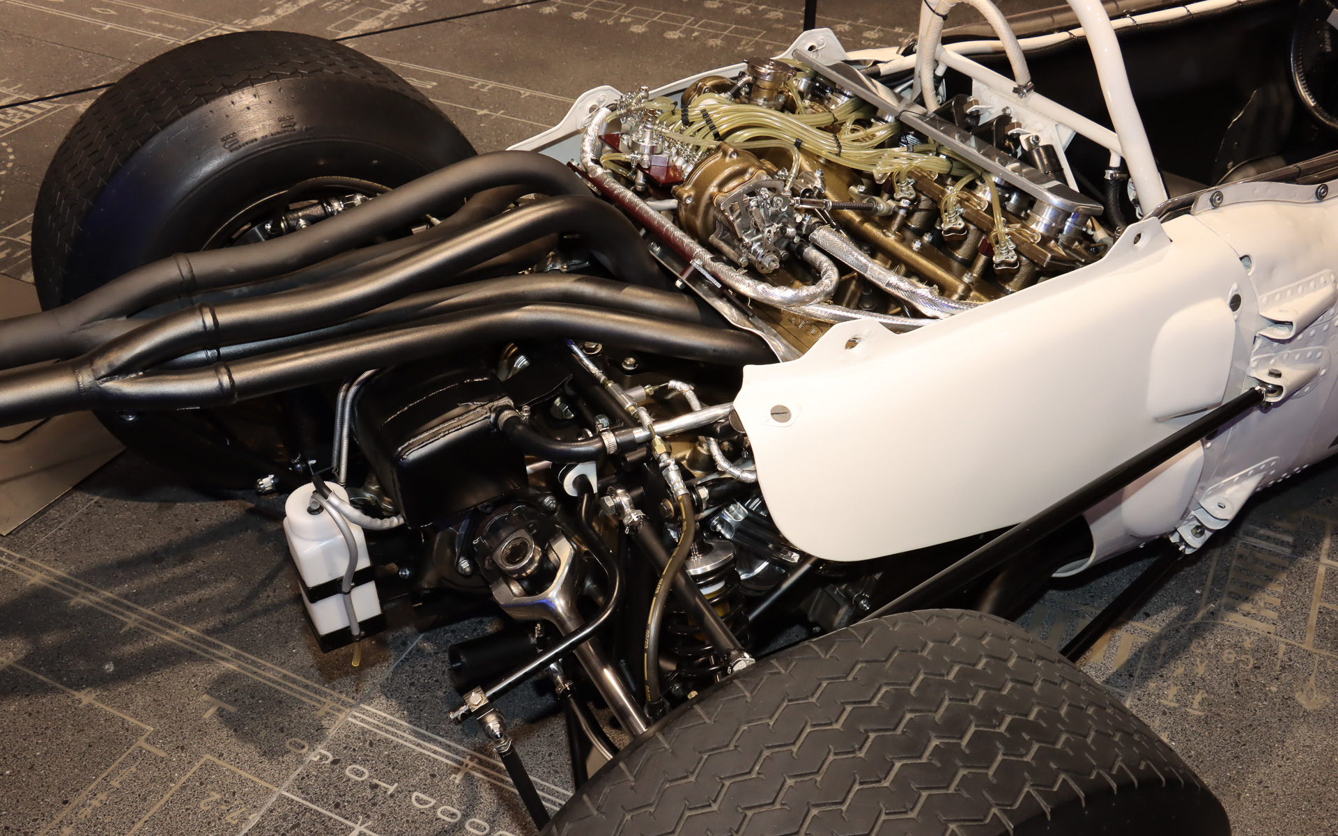 エンジンや足まわりなども見てもらえるよう、リア側のカウルを外した状態で展示