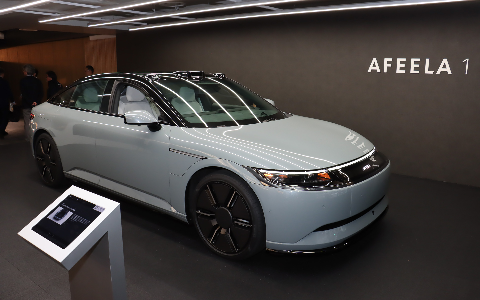 6月末まで展示期間が延長になった常設展示のアフィーラ1は、表通りの都道405号（外堀通り）から見える位置に置かれている