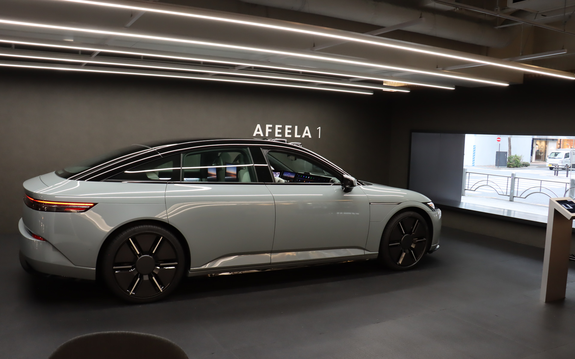 6月末まで展示期間が延長になった常設展示のアフィーラ1は、表通りの都道405号（外堀通り）から見える位置に置かれている