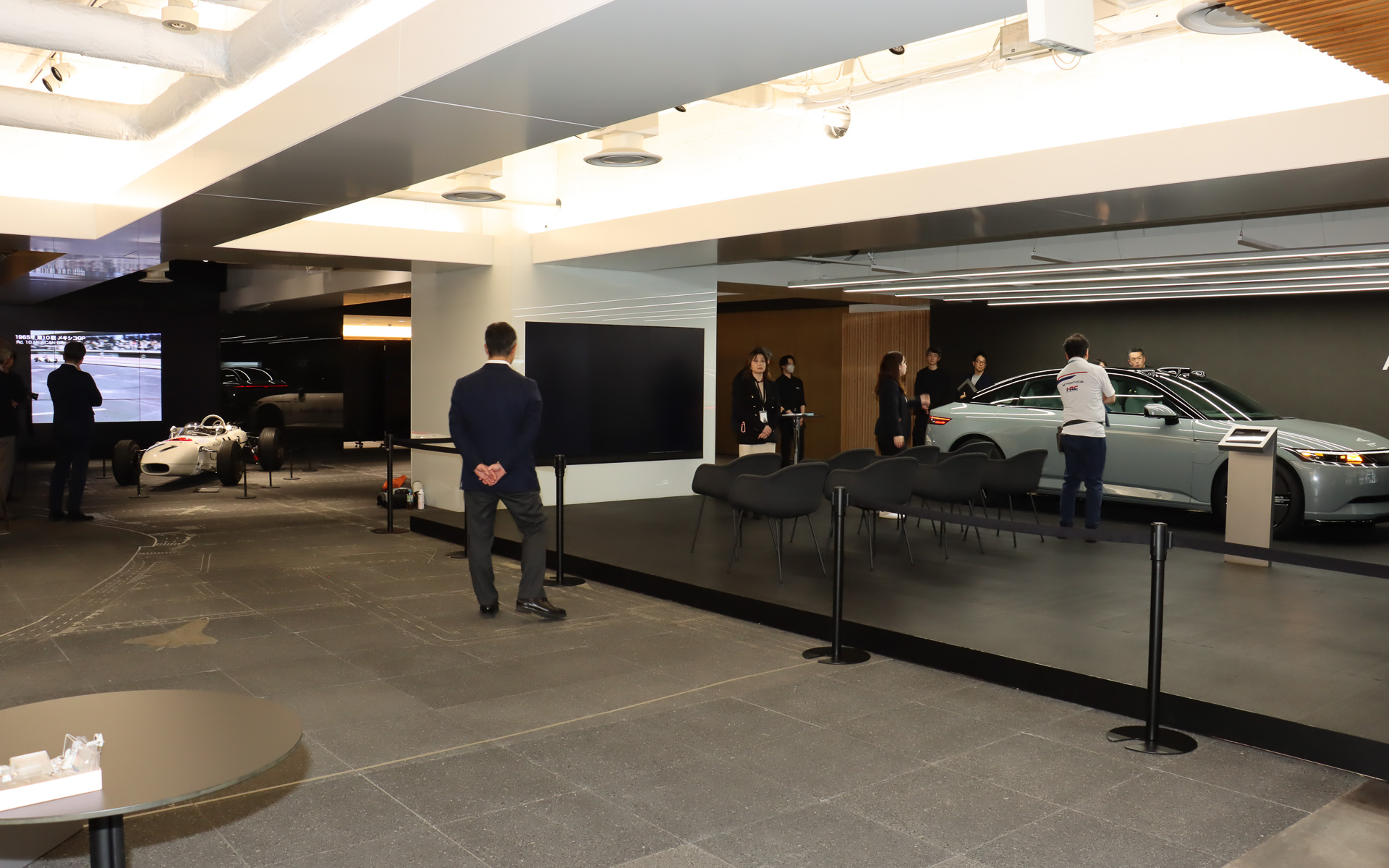 G735 Galleryの場内。RA272ラッピングのアフィーラ1は中央にある柱の奥に置かれている