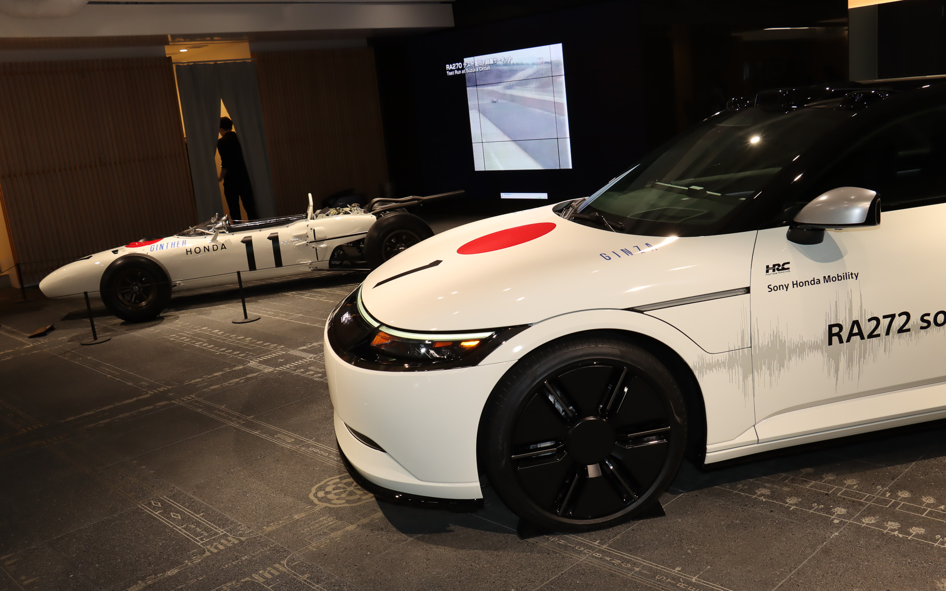 G735 Galleryの場内。RA272ラッピングのアフィーラ1は中央にある柱の奥に置かれている