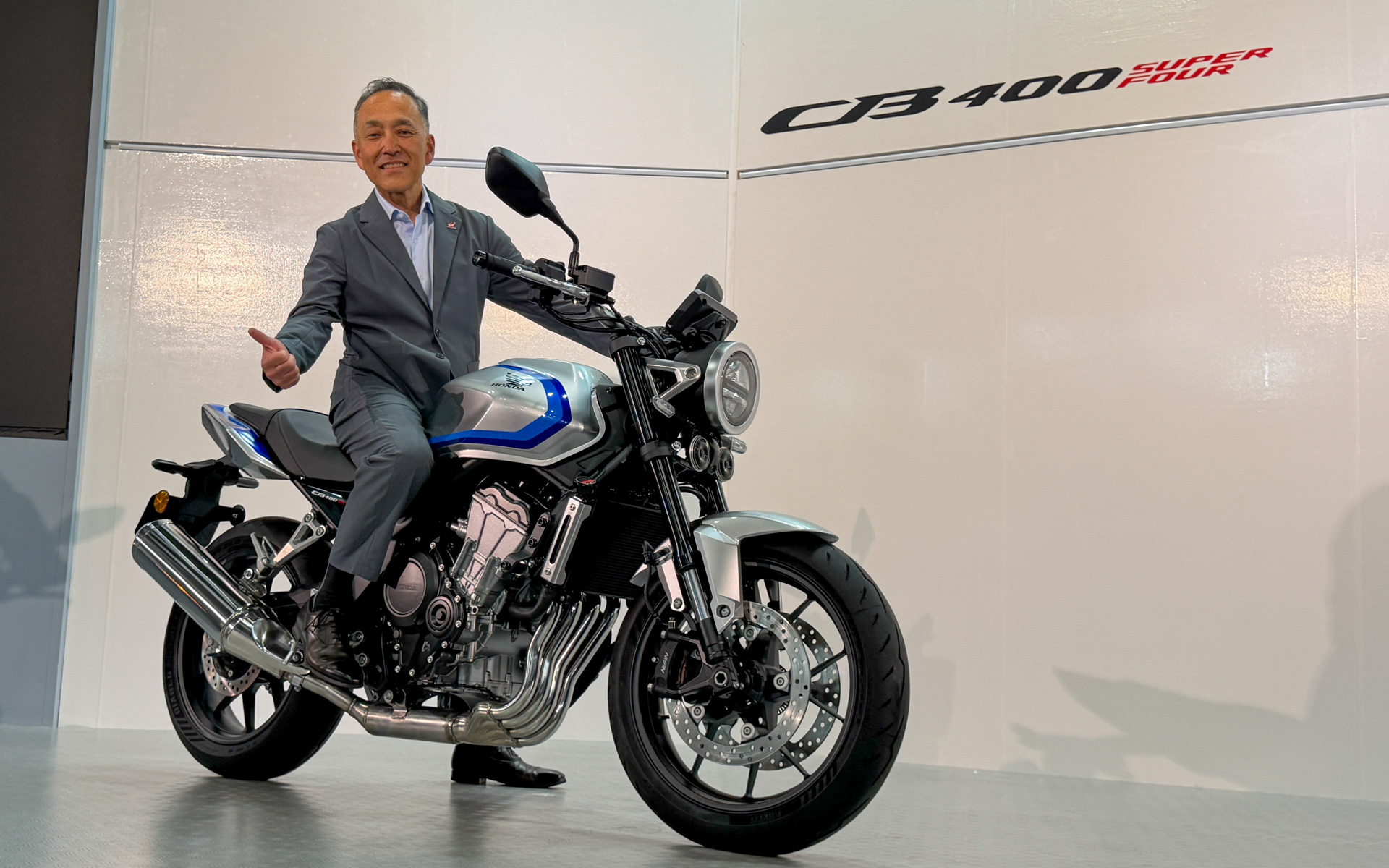 「CB400 SUPER FOUR E-Clutch Concept」とホンダモーターサイクルジャパンの代表取締役社長の室岡克博氏