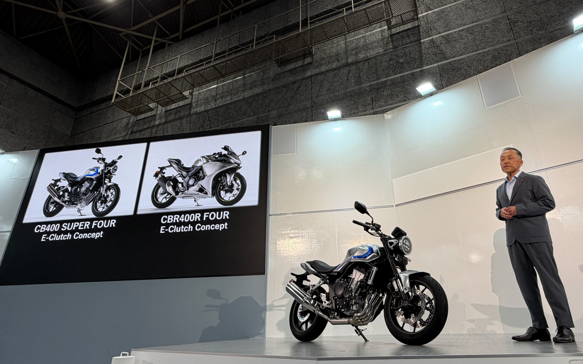 「第42回 大阪モーターサイクルショー2026」の会場で、コンセプトモデル「CB400 SUPER FOUR E-Clutch Concept」「CBR400R FOUR E-Clutch Concept」を初公開
