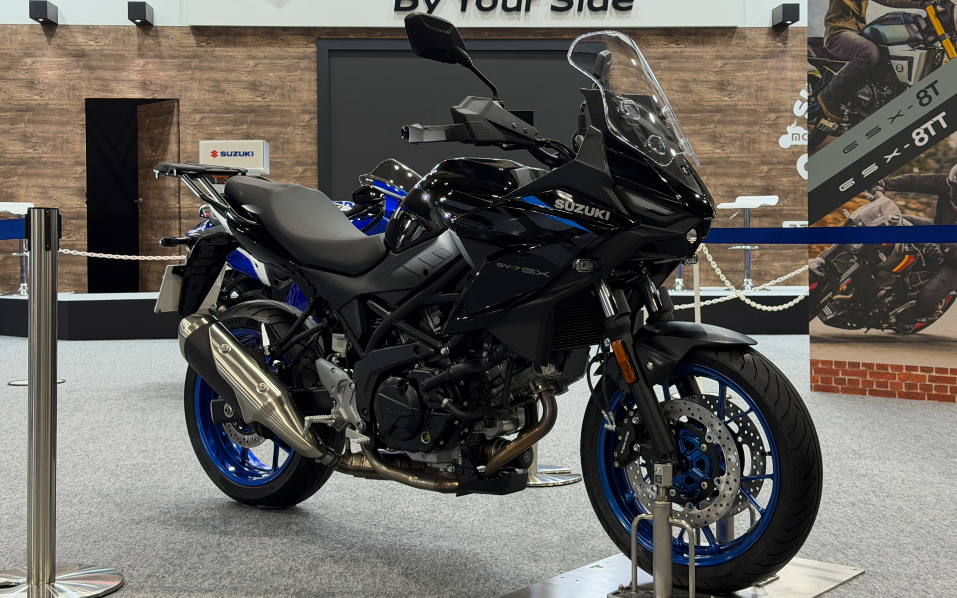 新型SV-7GX（海外仕様車）のまたがり車両も用意される