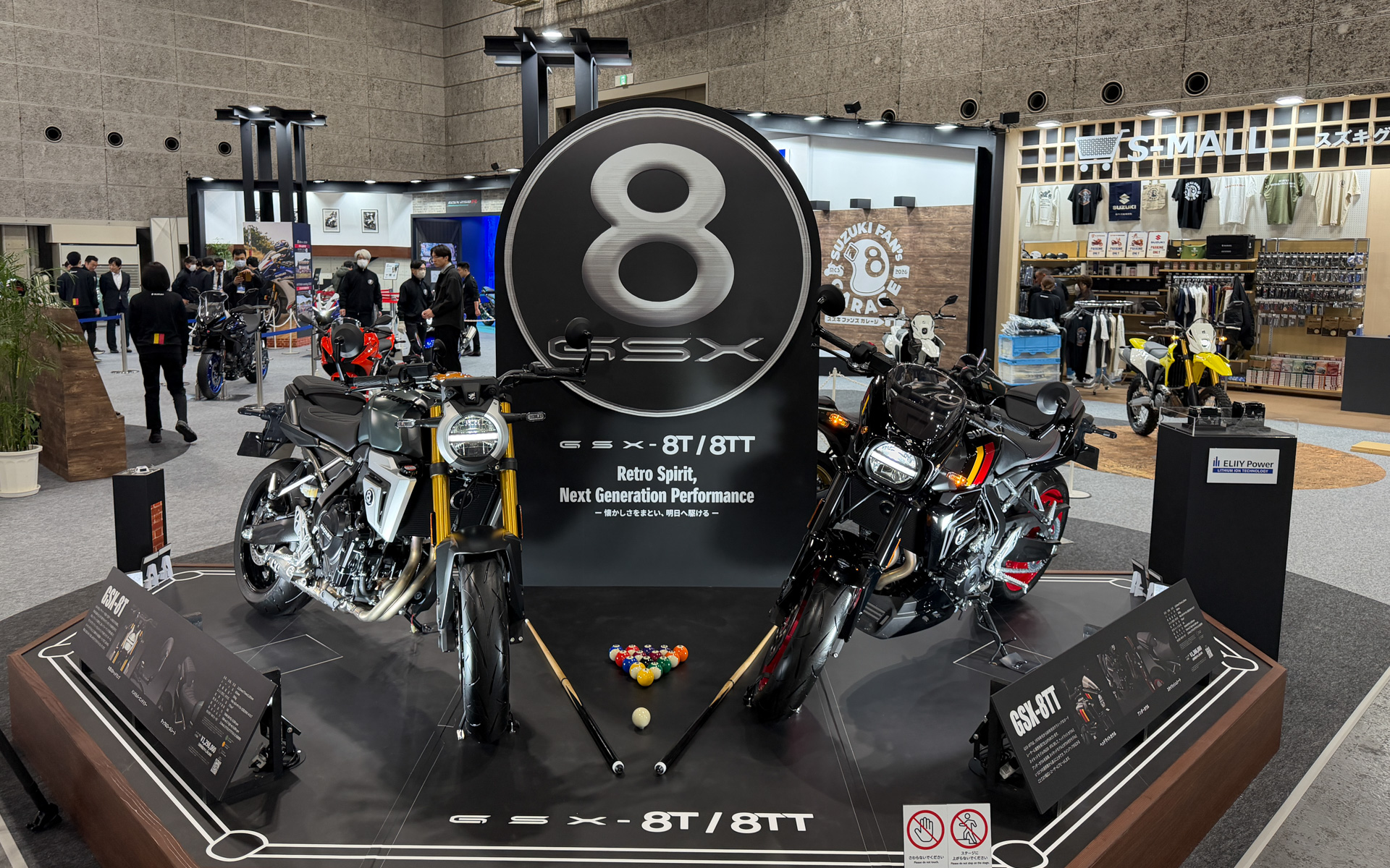 新型「GSX-8T」「GSX-8TT」を展示するスズキブース