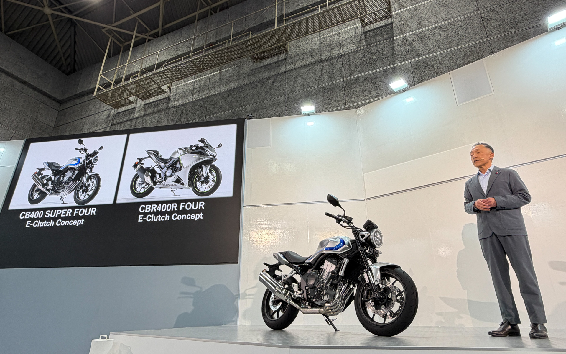 「第42回 大阪モーターサイクルショー2026」の会場で、コンセプトモデル「CB400 SUPER FOUR E-Clutch Concept」「CBR400R FOUR E-Clutch Concept」を初公開
