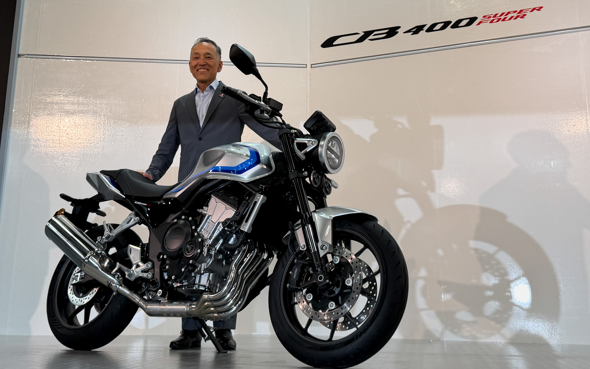 「CB400 SUPER FOUR E-Clutch Concept」とホンダモーターサイクルジャパンの代表取締役社長の室岡克博氏