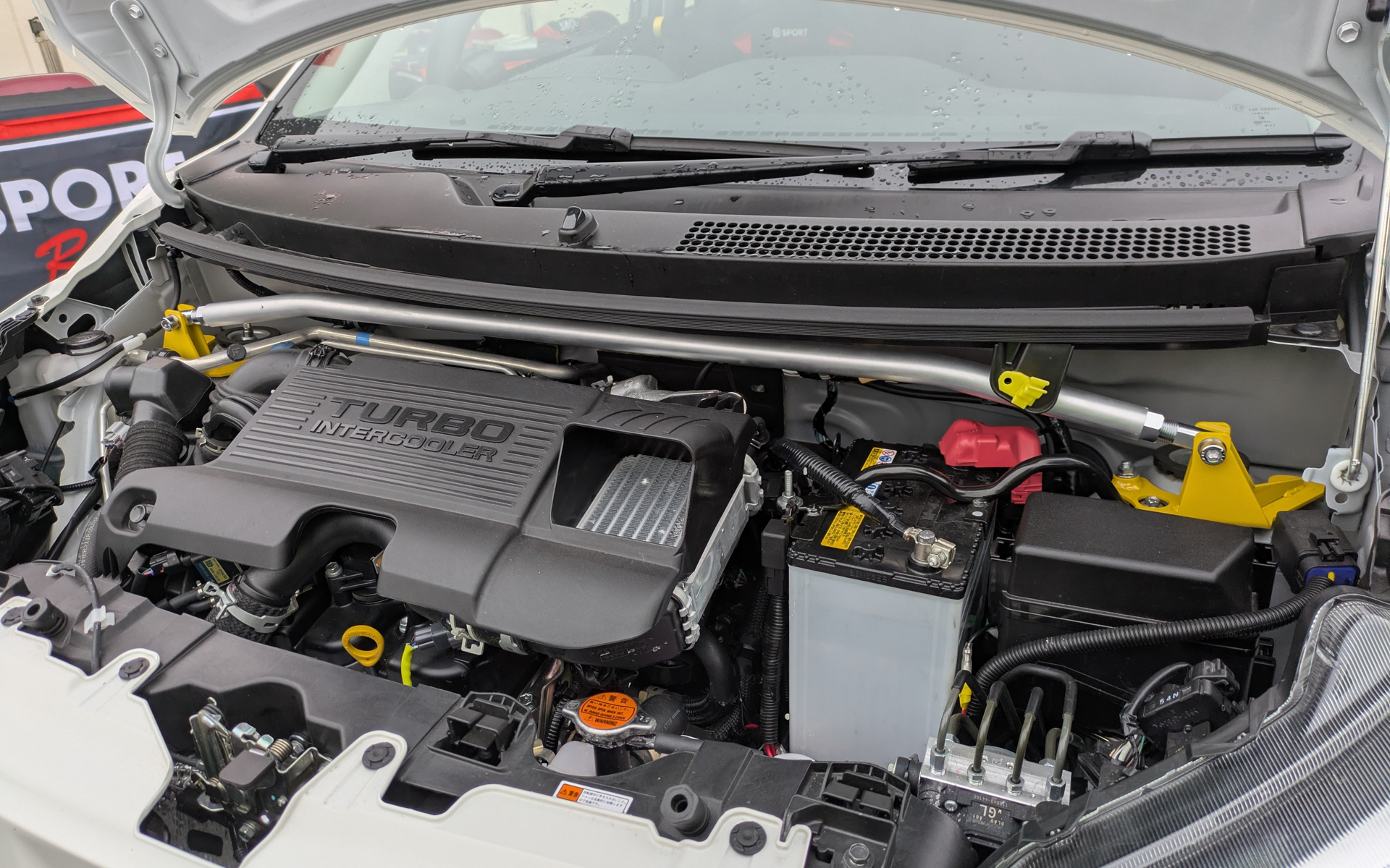 K4GP参戦車両はD-SPORTのタワーバーや追加メーターを装着