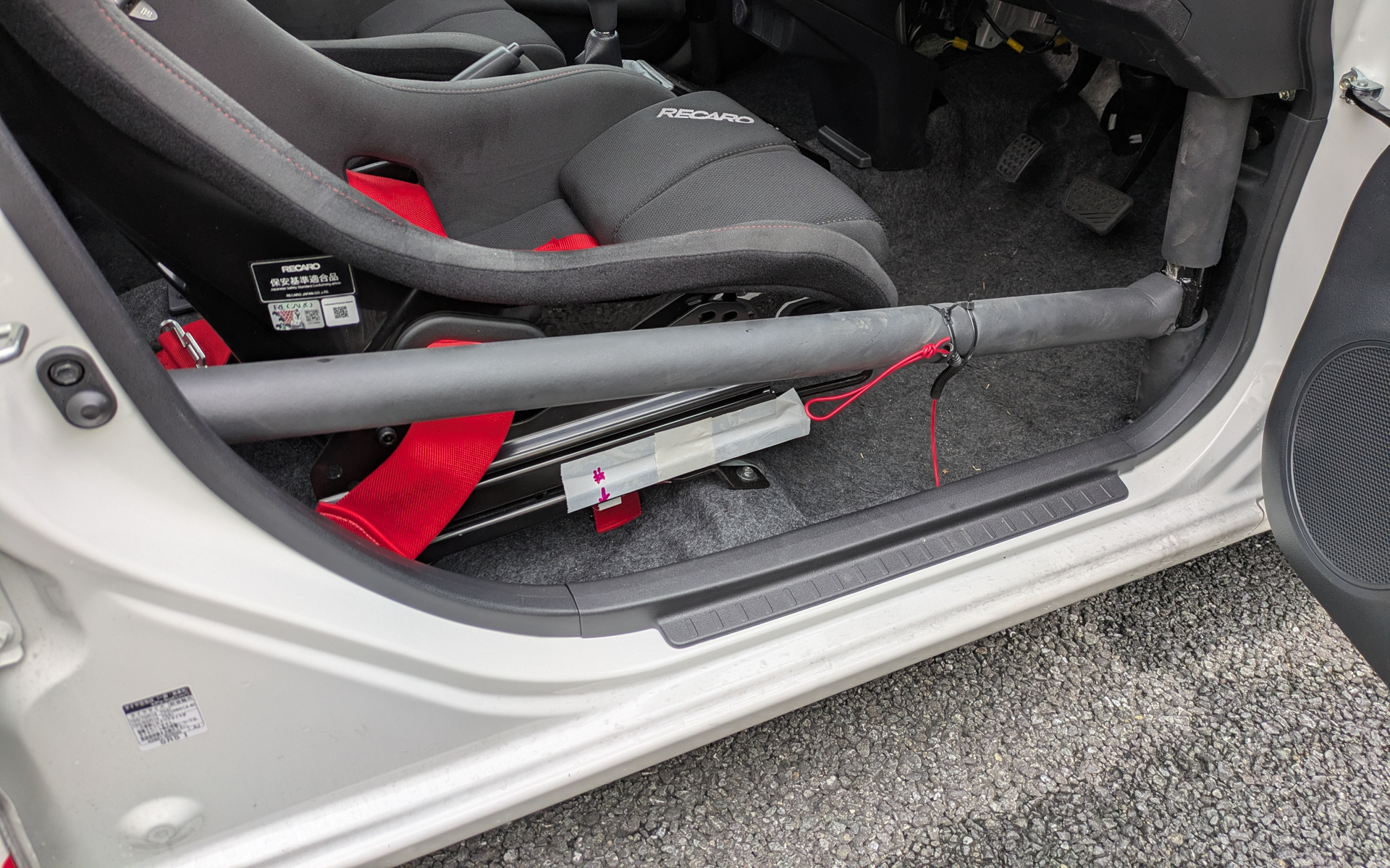 ロールケージの前側はダッシュボードを貫通するタイプ。市販品にはダッシュボードを避けるタイプもあるが、貫通タイプのほうが乗り降りがしやすい