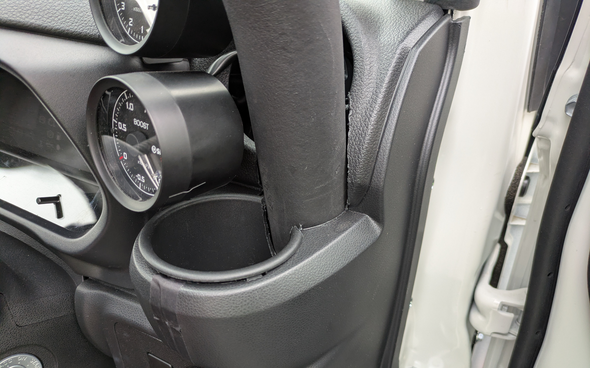 ロールケージの前側はダッシュボードを貫通するタイプ。市販品にはダッシュボードを避けるタイプもあるが、貫通タイプのほうが乗り降りがしやすい