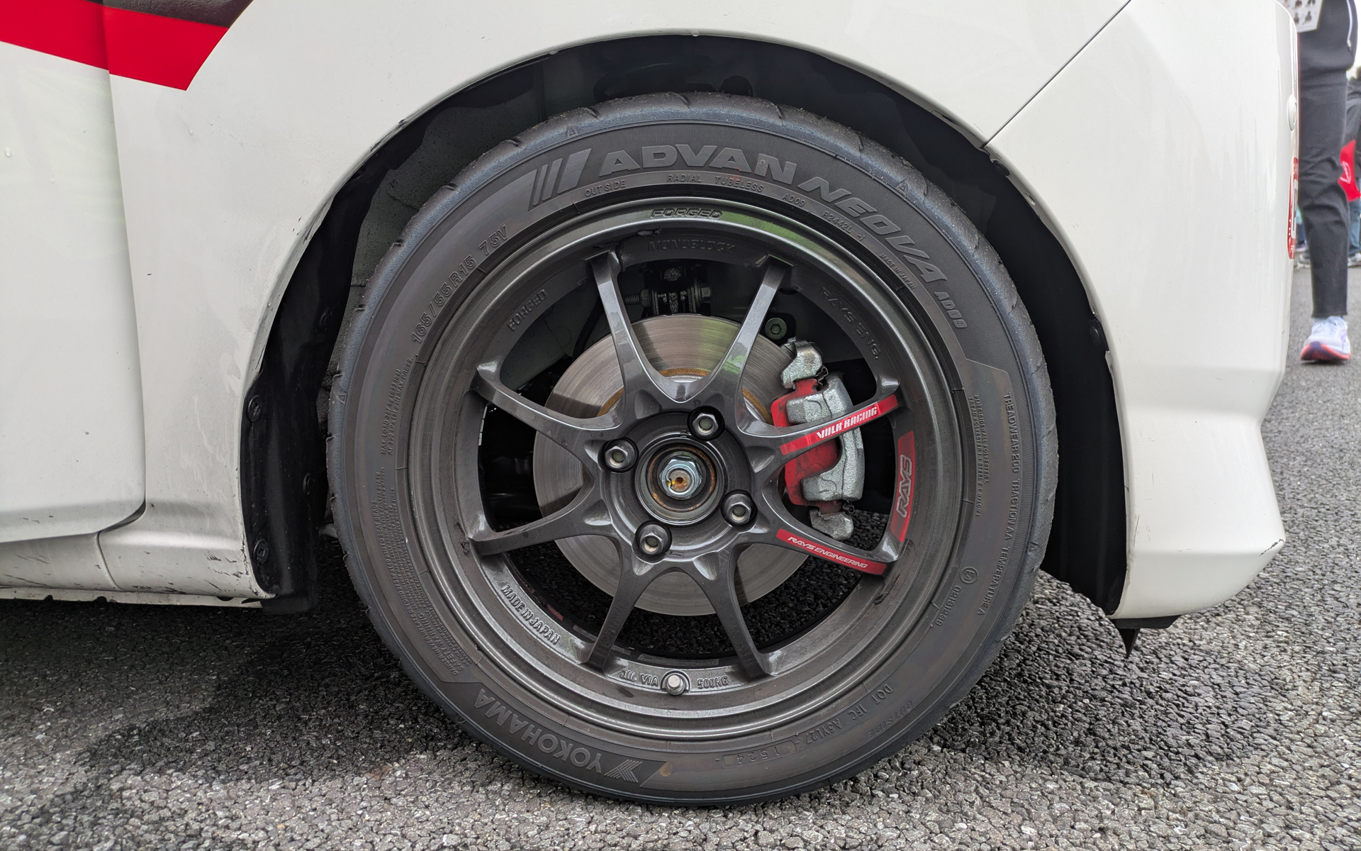 装着ホイールはレイズの「CE28 CLUB RACER II」、タイヤは横浜ゴムの「アドバン・ネオバAD09」でサイズは165/55R15を履く