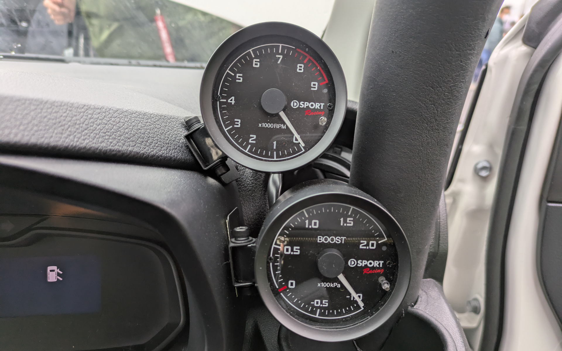 K4GP参戦車両はD-SPORTのタワーバーや追加メーターを装着