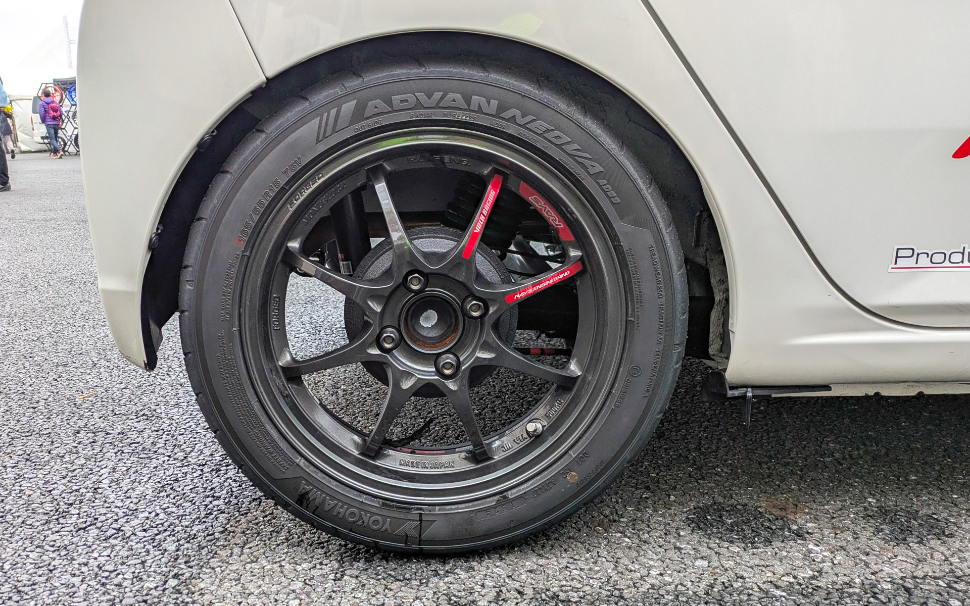 装着ホイールはレイズの「CE28 CLUB RACER II」、タイヤは横浜ゴムの「アドバン・ネオバAD09」でサイズは165/55R15を履く