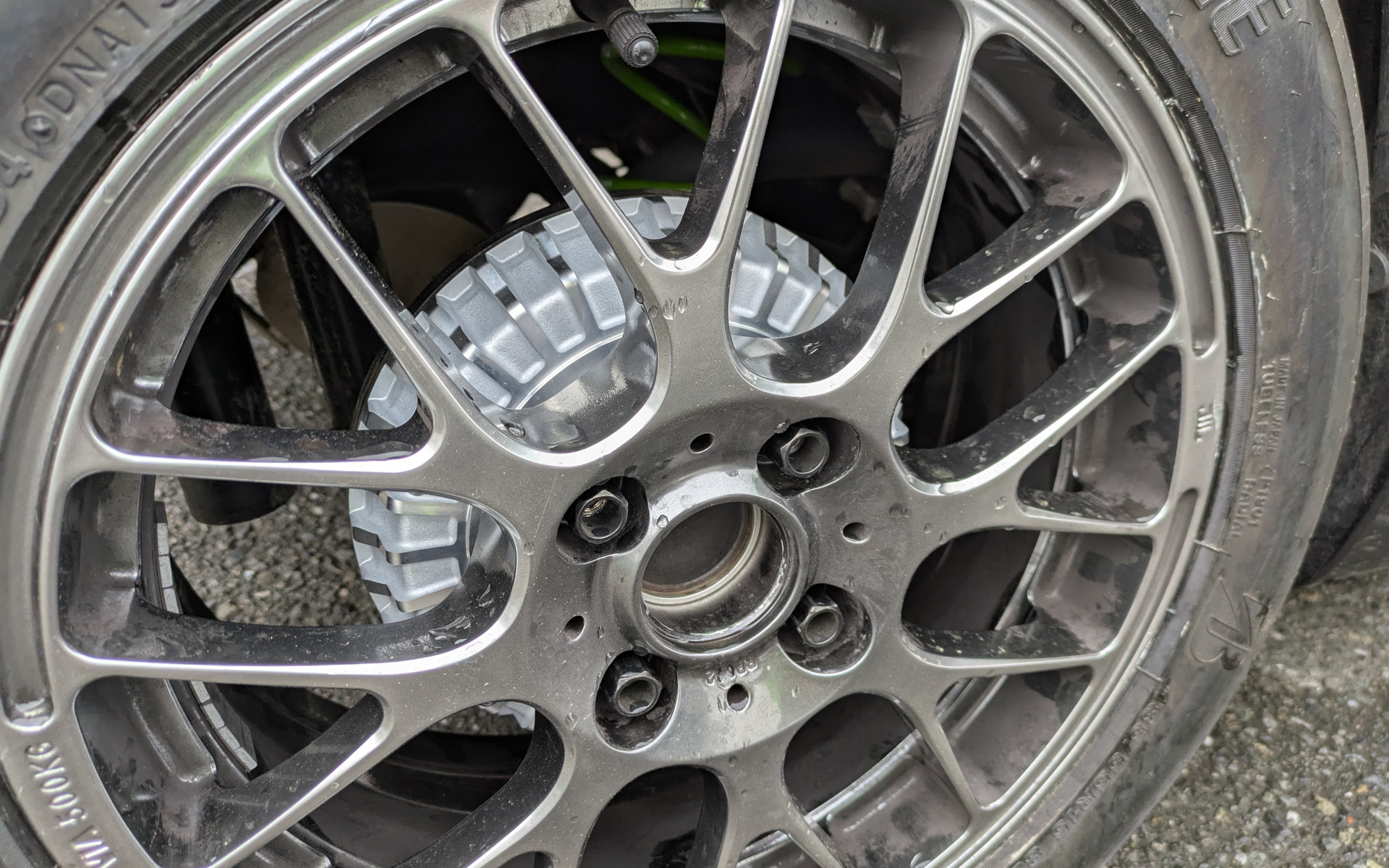 市販品のアルミフィンドラム（リアのドラムブレーキをフィン付きのアルミ製にすることで軽量化と放熱性能をアップさせる効果が狙える）も試していた