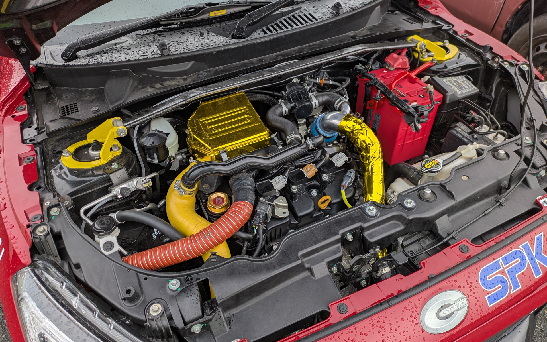 エンジンルームが狭いためいかに熱の影響を受けないようにするかがポイントとのこと