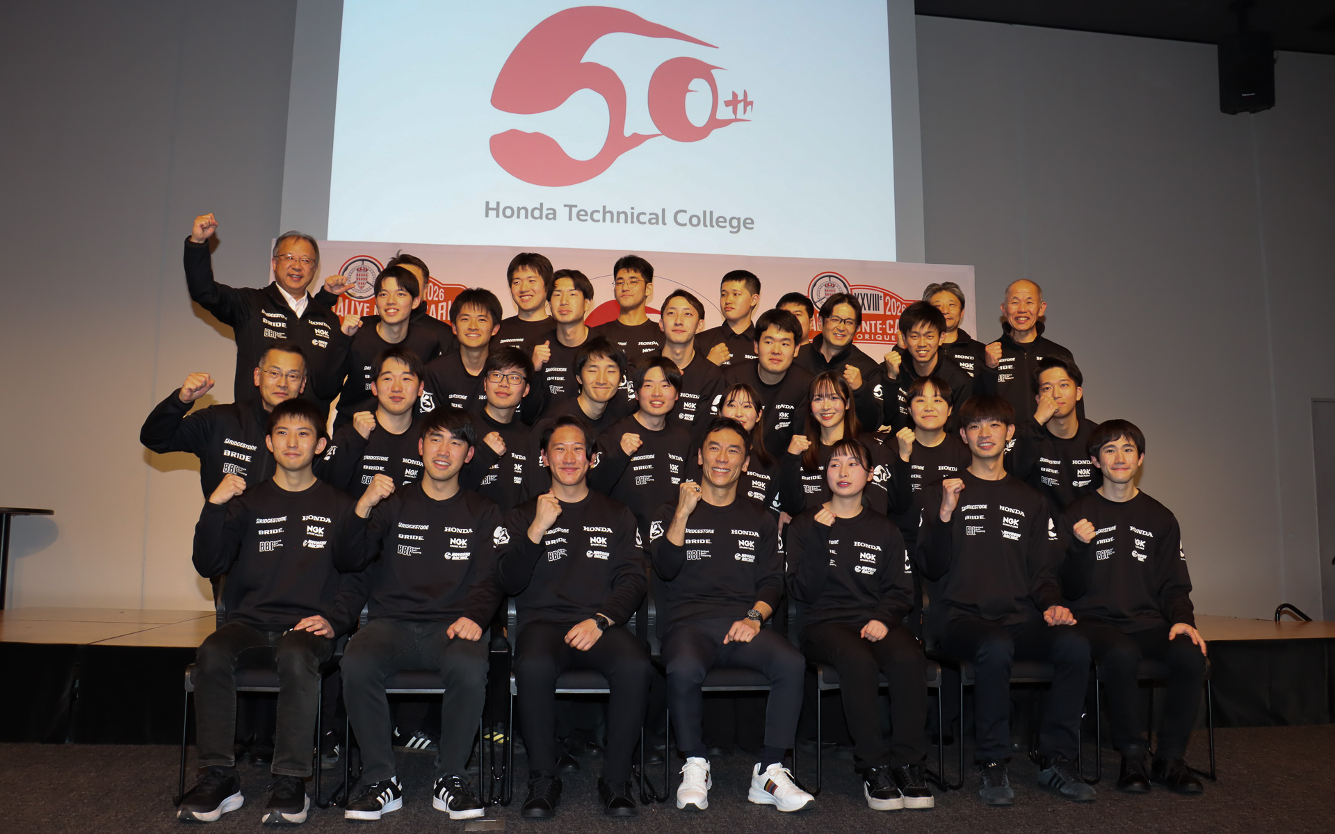 創立50周年を記念してラリー・モンテカルロ・ヒストリックに参戦し、完走を果たしたホンダ学園の学生たちと教員、アンバサダー兼ドライバーを務めた佐藤琢磨選手