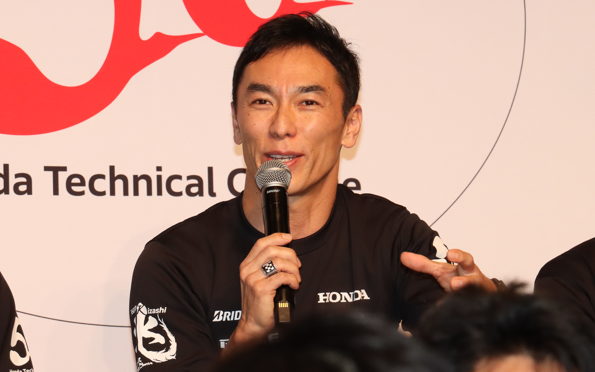 一般的なレースとレギュラリティラリーの違いなどについて解説する佐藤琢磨選手