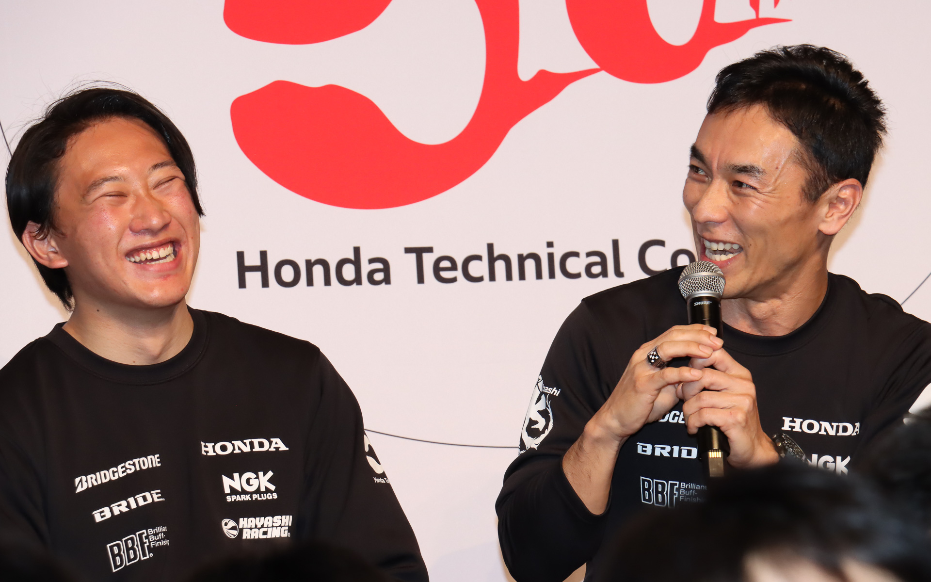 長期間に渡るプロジェクトとラリー参戦をつうじ、佐藤琢磨選手と学生たちは強い信頼関係で結ばれていると感じさせた