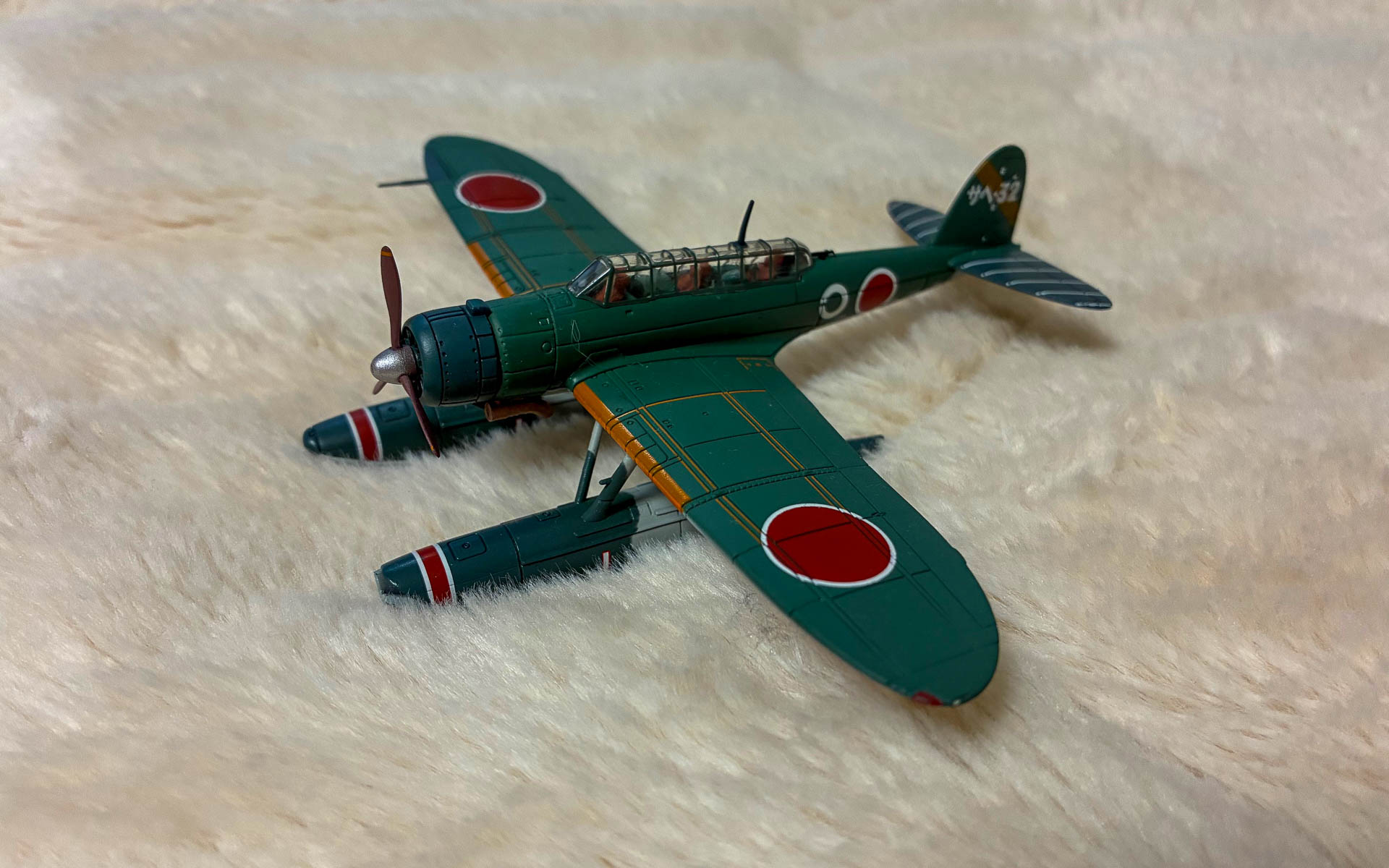 零式水上偵察機。安定した性能で偵察、救難に活躍した三座水偵。いずれも艦載機で翼は折りたたんで収納する