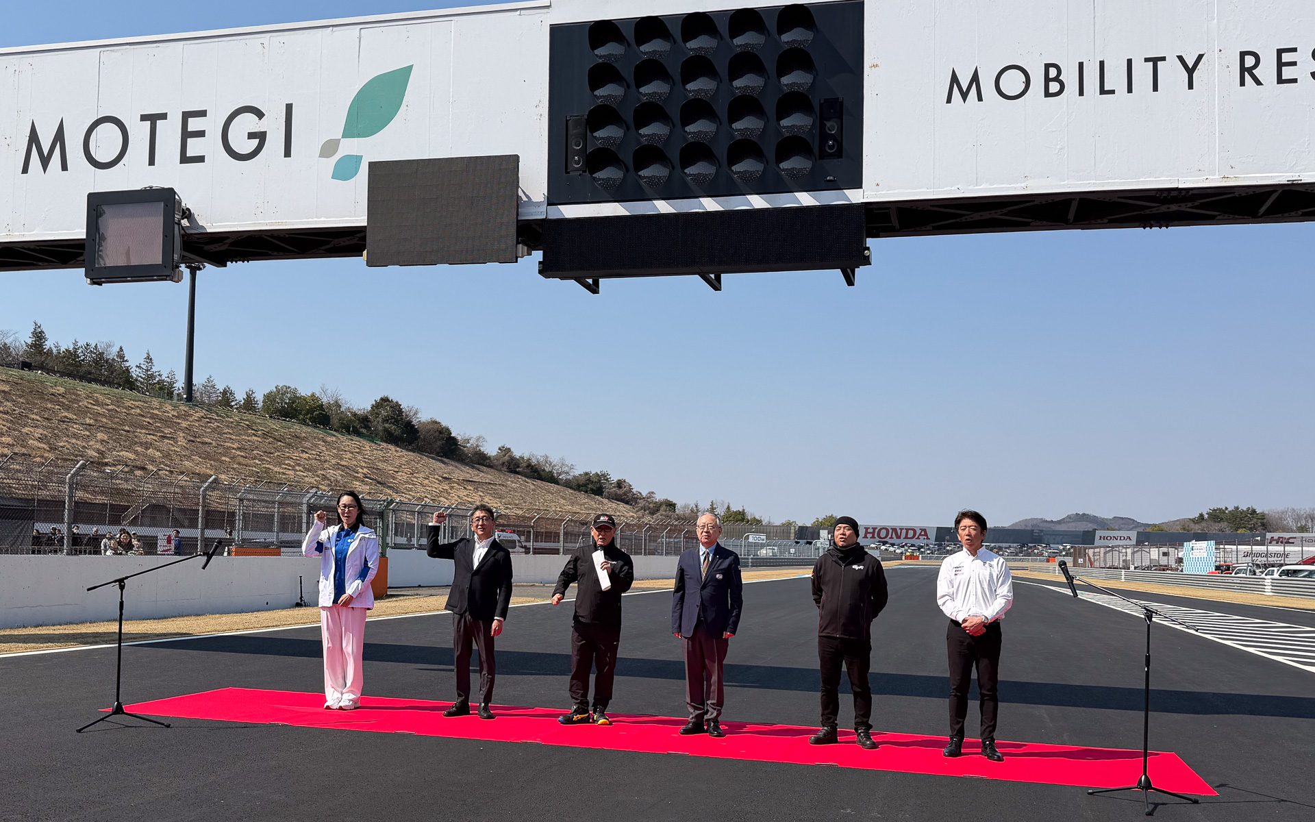 代表してあいさつを行なう日本自動車会議所 豊田章男会長
