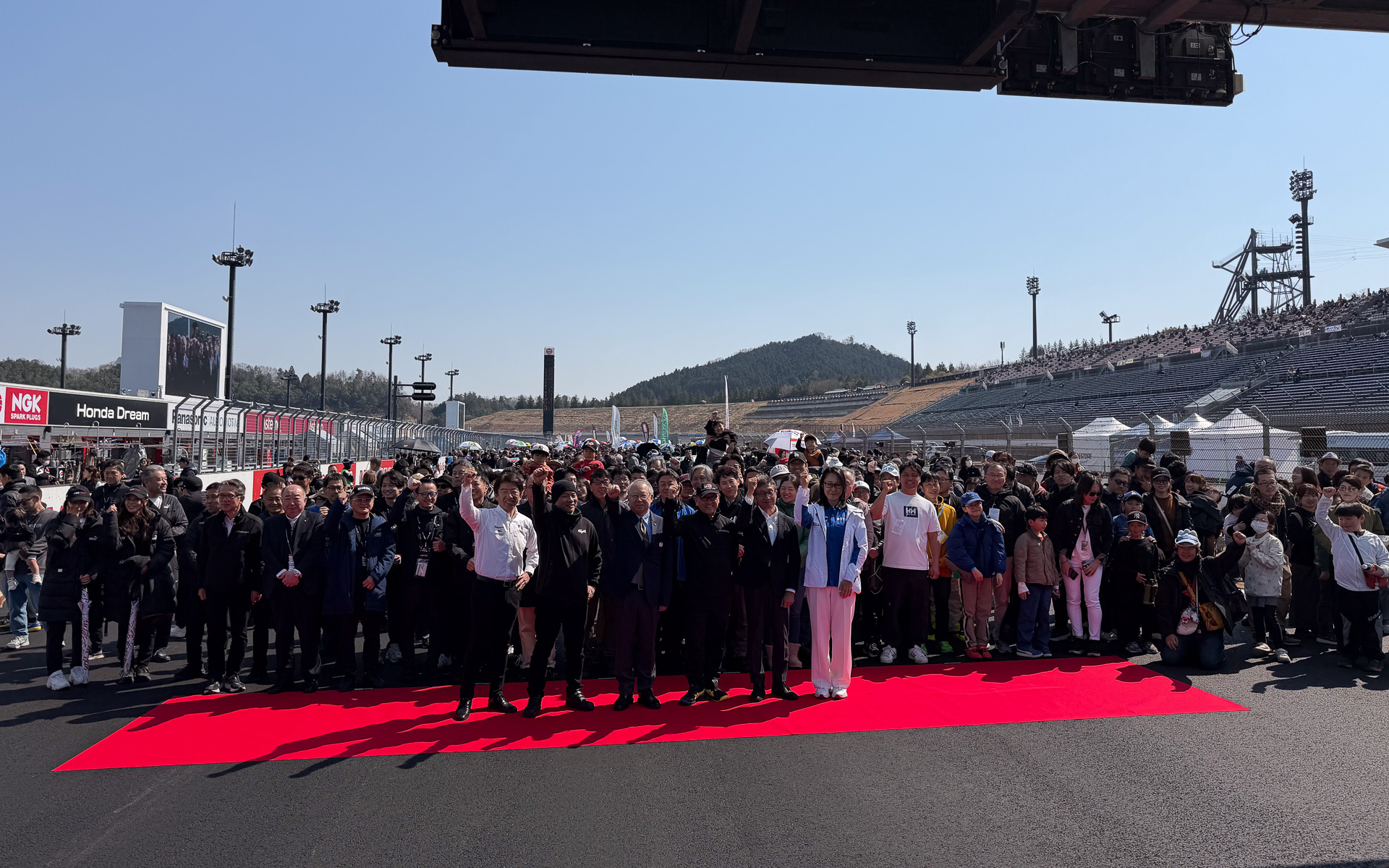 スーパー耐久開幕戦もてぎで「モータースポーツオープニングセレモニー」を実施。ファンと一緒に記念写真