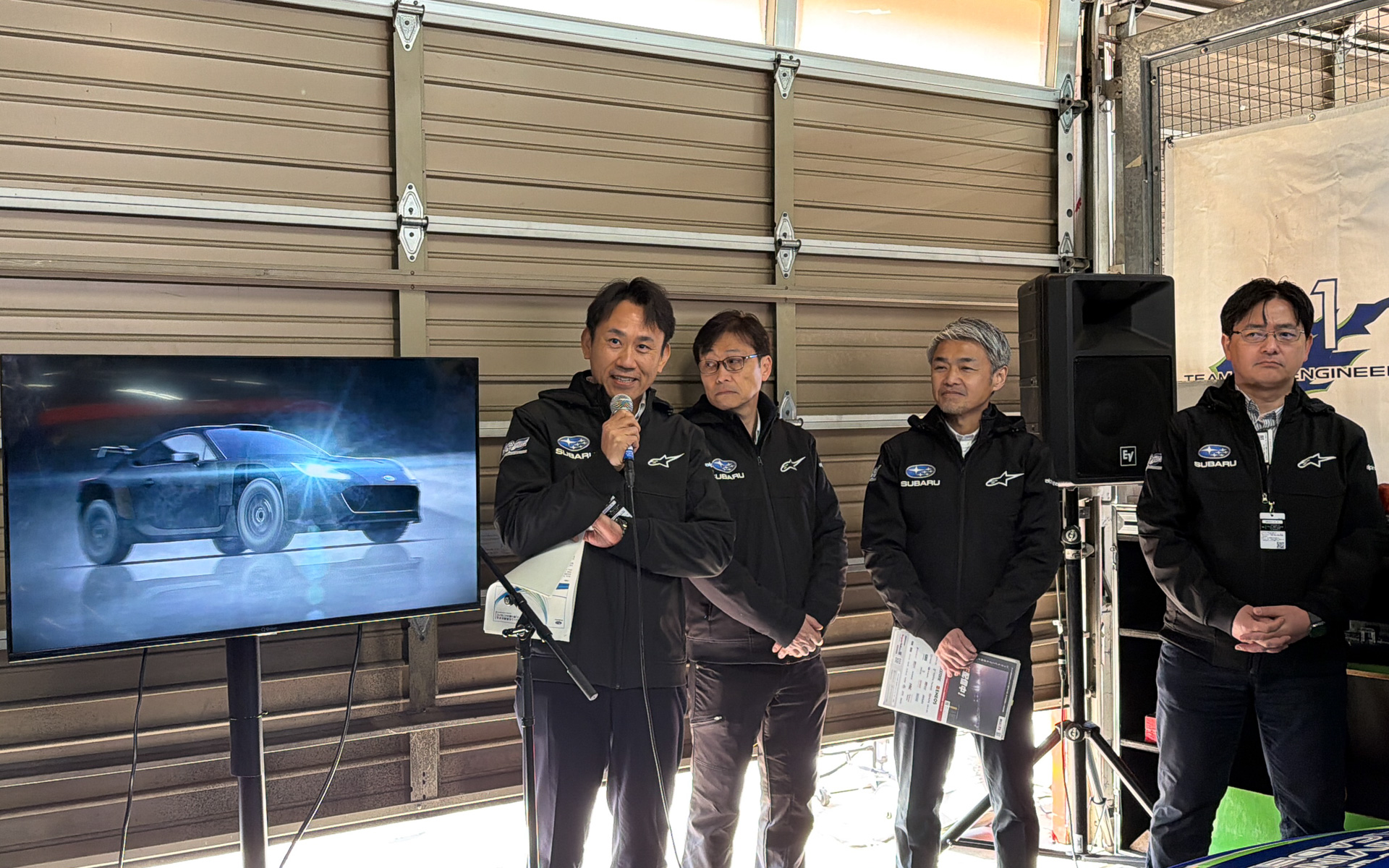 BRZ ターボ4WDを説明するスバル開発陣