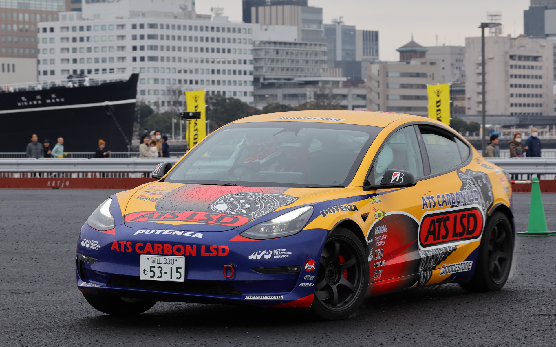 氷川丸やホテルニューグランドといった横浜らしい風景をバックにジムカーナ車両らしい軽快な走りが楽しめた