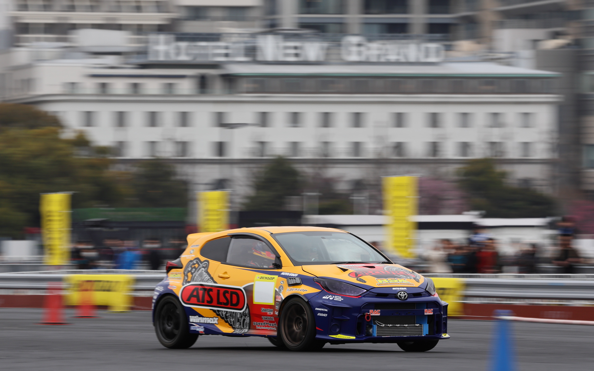 氷川丸やホテルニューグランドといった横浜らしい風景をバックにジムカーナ車両らしい軽快な走りが楽しめた