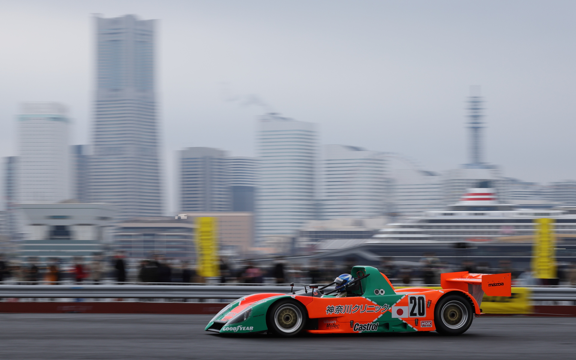 ル・マンに参戦したKudzu Mazda DG3。ランドマークタワーをはじめとするみなとみらい21のビル群が見える