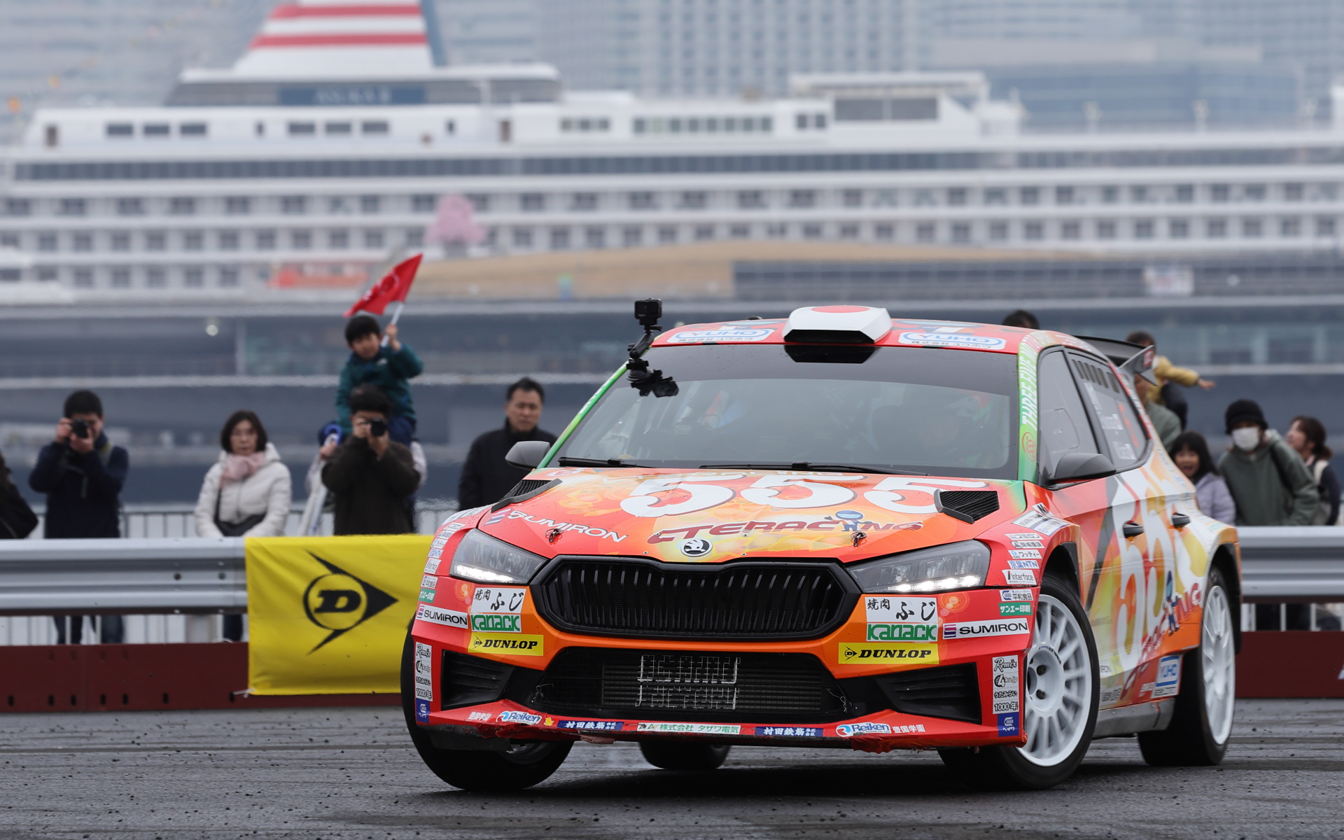 パイロンの撤去された広いコースを縦横無尽に走るラリーカー