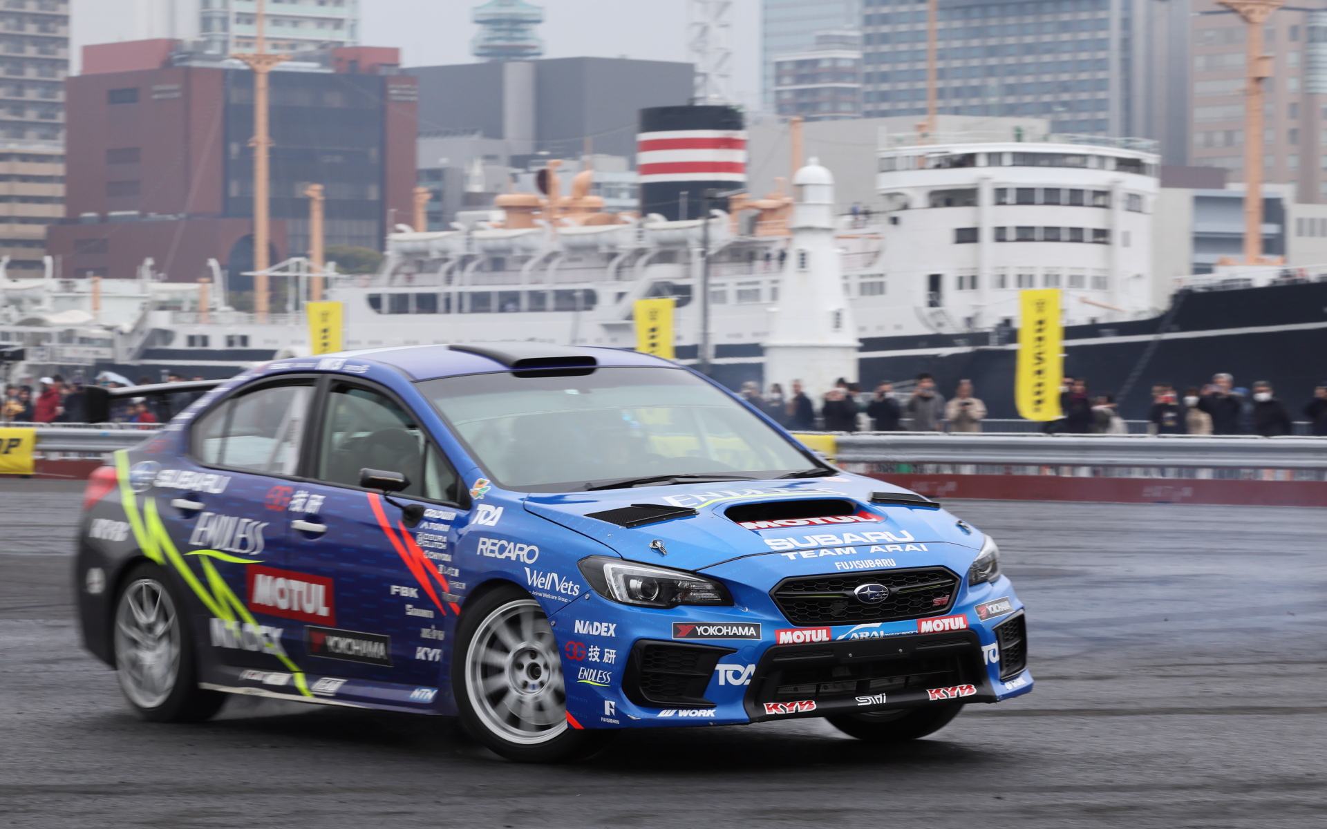 パイロンの撤去された広いコースを縦横無尽に走るラリーカー