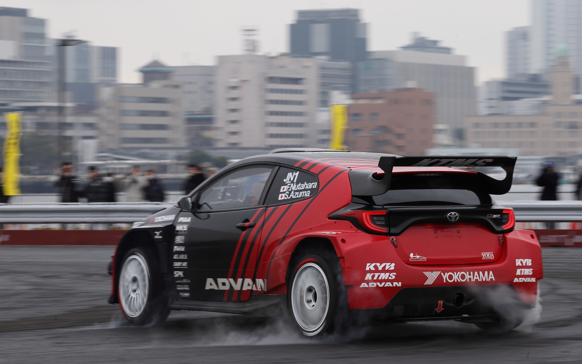 パイロンの撤去された広いコースを縦横無尽に走るラリーカー