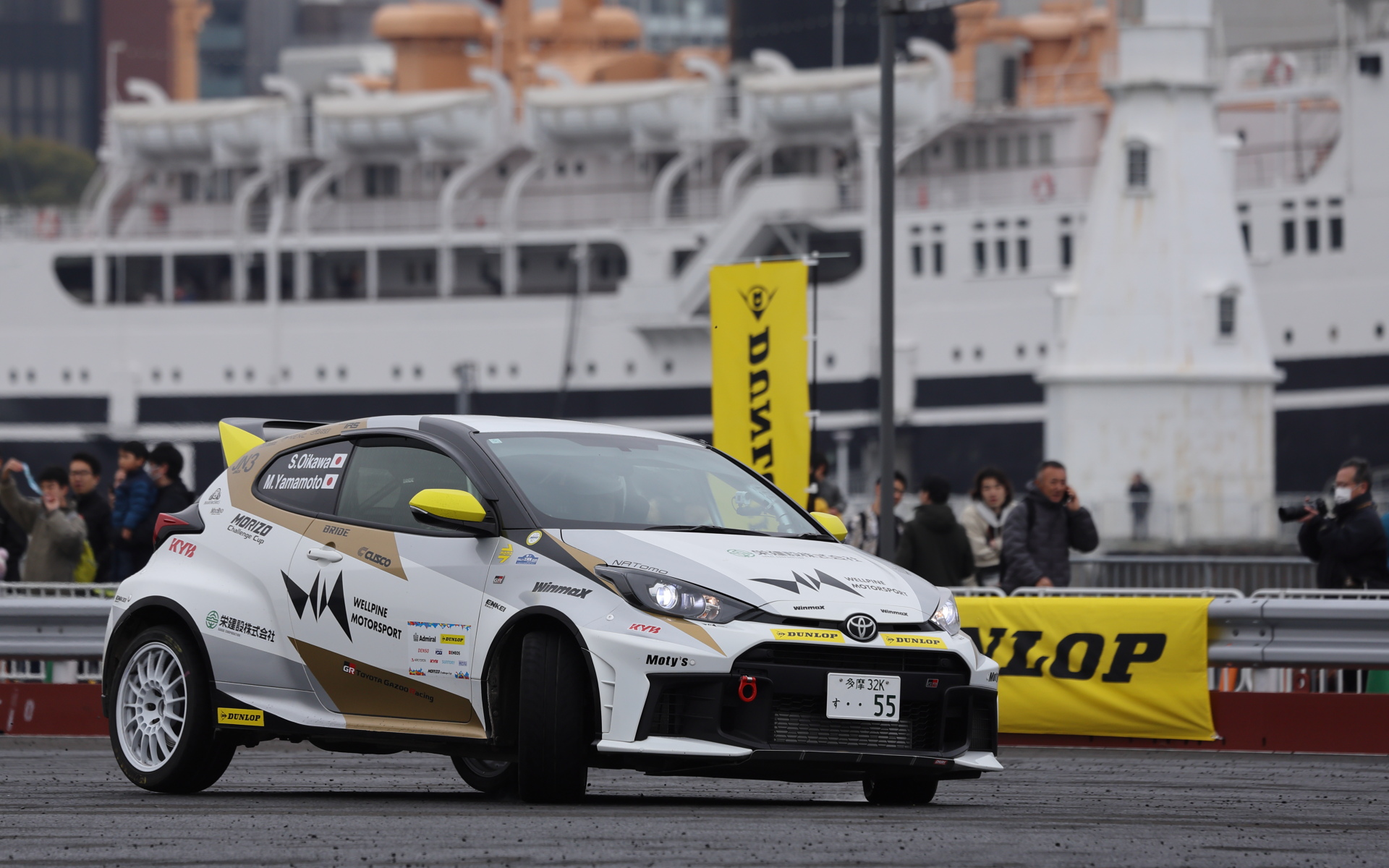 パイロンの撤去された広いコースを縦横無尽に走るラリーカー