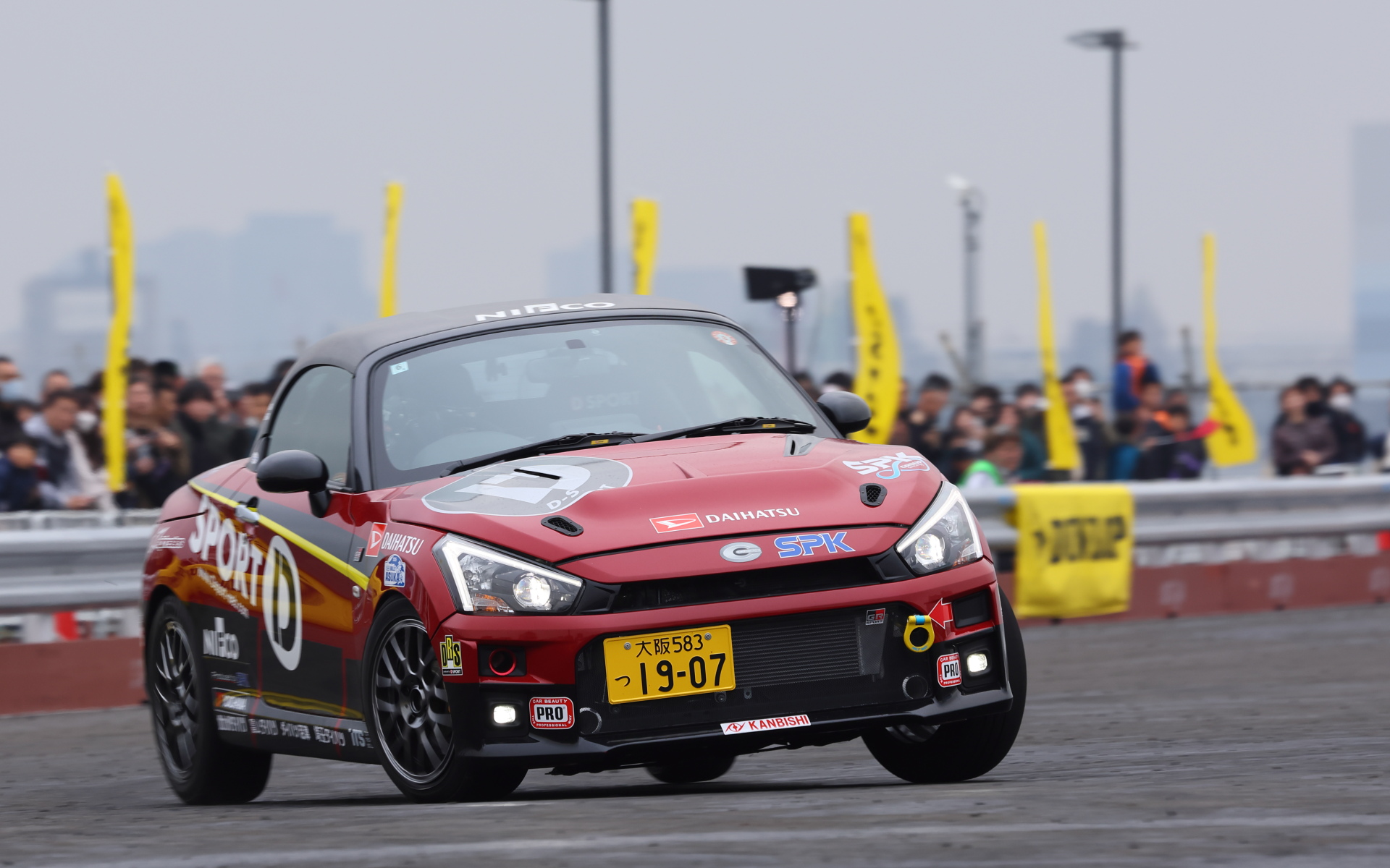 巨大なトラックから軽自動車までの走りの違いを感じるのも楽しい