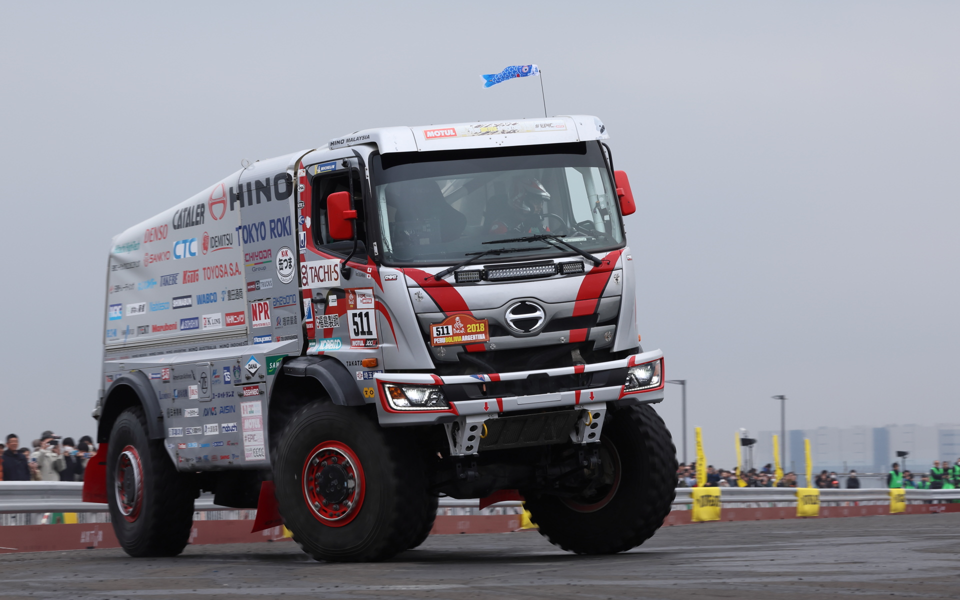 巨大なトラックから軽自動車までの走りの違いを感じるのも楽しい