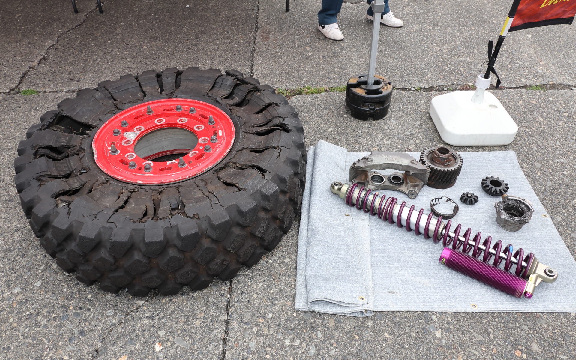 ダカールラリーの厳しさが伝わる日野レンジャーの破損部品